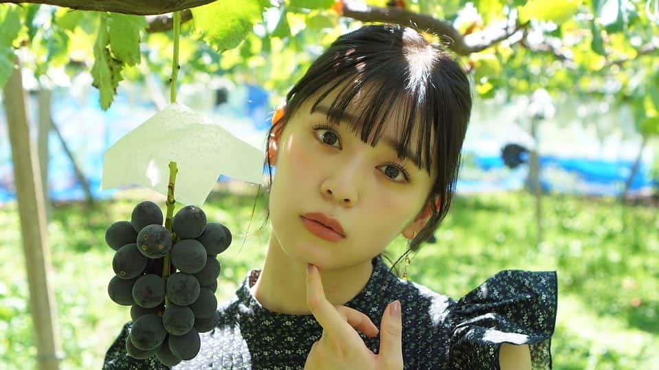 坂井仁香のインスタグラム：「🍇  私と🍇どっちがほしい？  #とき宣#坂井仁香#ひとちゃん#超とき宣#超ときめき宣伝部#idol#私服#コーデ#タンクトップ#ロングヘア#巻き髪#ぶどう狩り＃ぶどう#葡萄畑#フルーツ狩り」