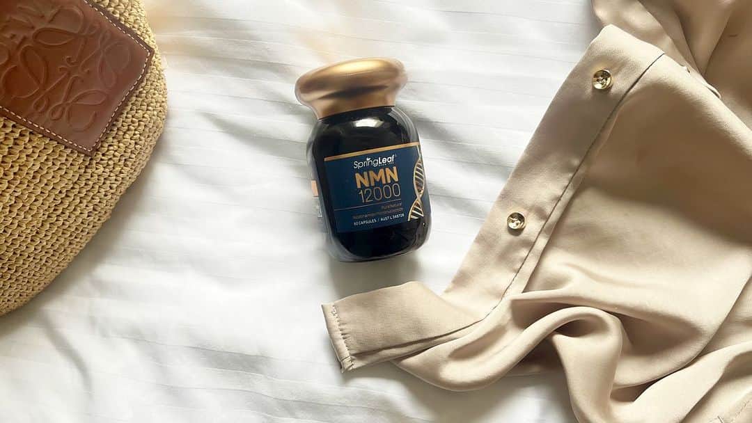 えりっこのインスタグラム：「【注目してる成分】  おすすめのサプリなに？って聞かれたら、 色々ありすぎるので困るのですが笑、  美容業界で注目されているものは必ずチェックするようにしています。  少し前から流行っている #NMN  クリームもめちゃくちゃ効果感じていたのですが  NMNのマウス実験において、ヒト年齢80歳相当のマウスに一定期間NMNを投与することで、20歳相当にまで変化したと聞いたの納得してました〜。  サプリでもこれは飲もう。と手を出してます🙏  美容はさ、何がいいかわからないけどいろんなことの少しづつの積み重ねで、 いつのまにかその積み重ねがとてつもない差になってくるってこの年齢で実感してます。  相変わらず　#オオサカ堂 　で色々さがしてます♡  #NMN  #2児のママ」