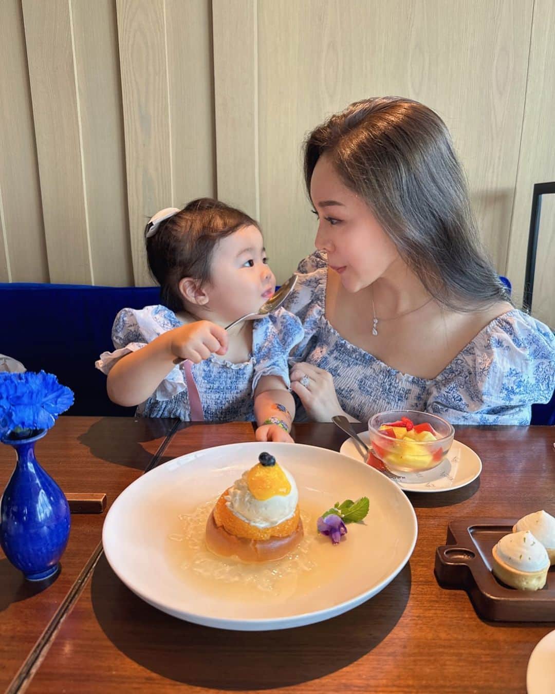 石田安奈のインスタグラム：「親子コーデ❤️❤️❤️  最近は意思疎通ができるとお出かけも倍楽しい❤️  毎日娘が寝た寝顔見ながら早く明日になって一緒に遊びたいなぁ。といつも朝起きるのが楽しみなの💕  むしろ遊んでもらってるの私🤣」