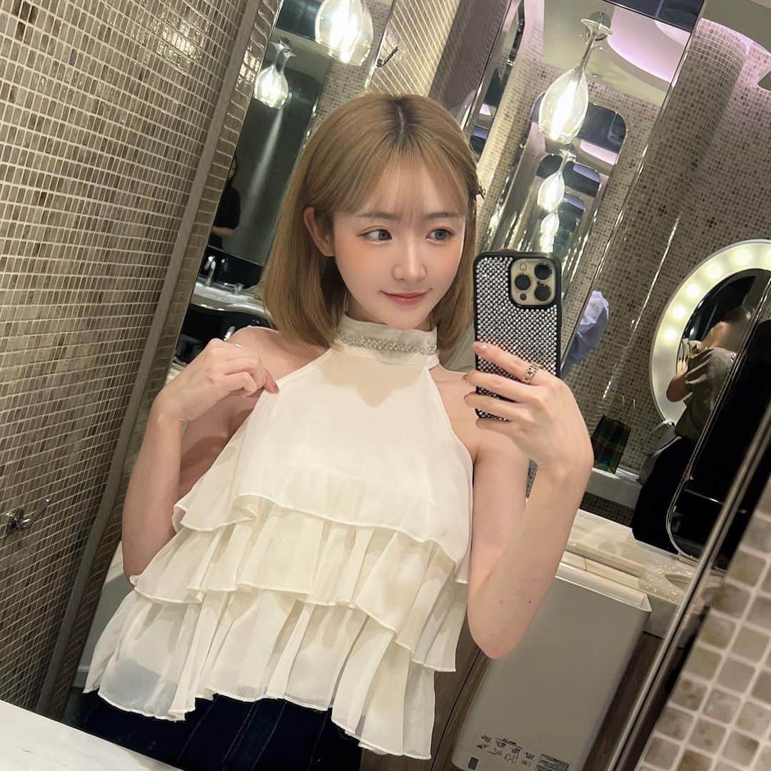 三村遙佳のインスタグラム：「.  肩出しの服ってかわいい~~！！ お気に入りでたくさん着てたら、 後ろのビジューとれちゃったよ🥹💎  最近友だちに会う度に 痩せた！？って言われて嬉しいな🫶  #code #fashion  #japanese #idol #tokyo #데일리룩　#오오티디　#패션　#옷스타그램　#패션스타그램　　　#animegirl #youtube  #自撮り女子 #followme  #gravure  #팔로우미　#anime #game 　#ちんはる #声優 #japanesegirl #selfie #카페 #카페스타그램 #카페투어　#dj」