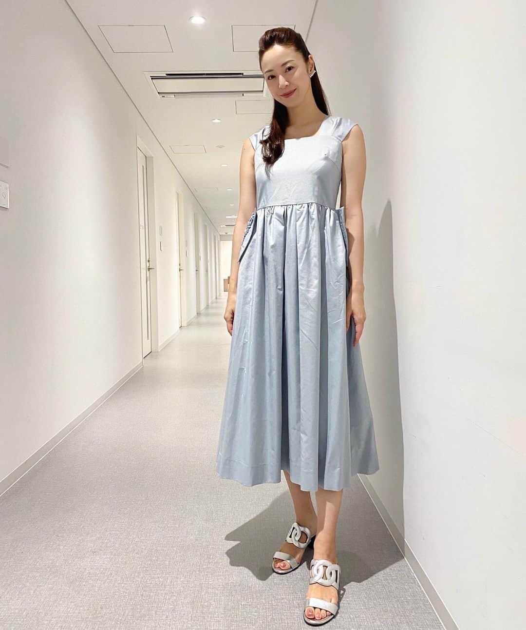 白田久子のインスタグラム：「今月のショップチャンネル衣装は Chestyのワンピース。ポケット部分にビジューが付いててエレガントでした‎🤍 ・ 8月はドタバタと色々な所に行ってるんだけど疲れにくいし、肌荒れしてないのは#エラスチン100 のお陰かも😉 #ショップチャンネル #東京出張 #高知子育て #年子育児」