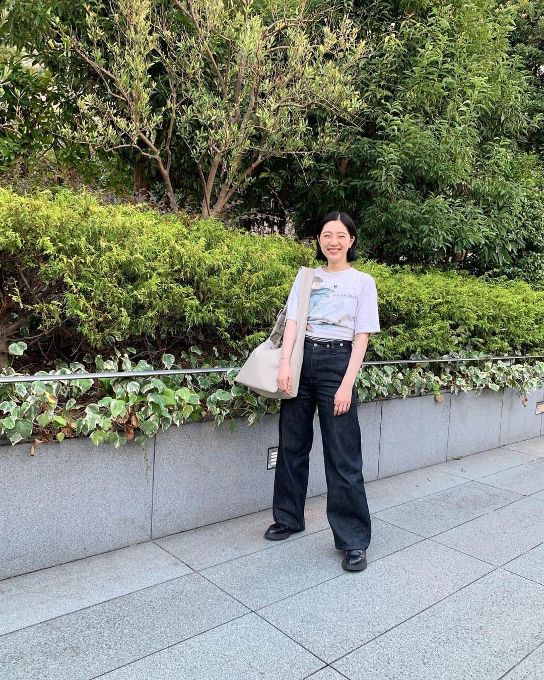 小谷実由のインスタグラム：「カバンがパンパン過ぎて猫入ってんの？と言われたり(大荷物なんです)Tシャツからちらりと見えてるボーダーを腹巻き？と言われたり(お腹が冷えるのが怖いので肌見せできない、でもキャミソールです)楽しい日の #おみゆ箪笥 🦭  tops used. bottoms @margarethowell_jp . shoes @camper_japan . bag @control_freak_official .」