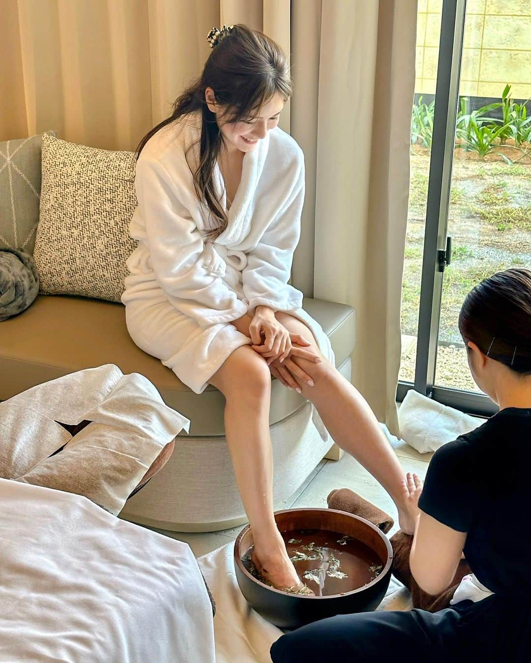 石井里奈さんのインスタグラム写真 - (石井里奈Instagram)「先日初めて宮古島へ🏝️❤️ 8月末にグランドオープンするヒルトン沖縄宮古島リゾートへいってきたよ❣️ . お部屋もスパもプールもディナーも全部満たされて最高のホカンスを過ごしてきました✌️❤️ . そこですっごくオススメしたいのがね、「ヒルトン・オナーズ アメリカン・エキスプレス ® ・カード」✨特典がたくさんあるの！ . ☑ 週末の無料宿泊を1泊プレゼント（年間150万円以上の利用と次年度の継続） ☑ 「ヒルトン・オナーズ・ゴールドステータス」を獲得 ☑ゴールドステータスの特典で朝食無料や空室状況により、お部屋アップグレード ☑レストランでの飲食代から25％割引（2023年12月末まで期間限定・一部レストランは対象外） ☑カード入会と利用で10,000ヒルトン・オナーズ・ボーナスポイントプレゼント（入会後3ヶ月以内に30万円のカード利用で）  . などなど 日常使いでもポイントが貯まって旅行のご褒美に活用できるなんて嬉しい❤️ そして！無料宿泊の対象はヒルトンなら世界中どこでもいいみたい！最高じゃない？😍 . こんなに多くの特典を楽しめるクレカがあることを知れてよかった！お得なのに知らないことってあるよね！今回みんなに情報共有できてよかった😍笑 . 詳しくは詳細チェック❣️ @classy_mag_insta のオンラインにも記事がでてるのでみてね！ 📷 @boil_hokari 😍 . @amexjp @hiltonmiyakoisland  #promotion #Amex #アメックス #ヒルトン #hiltonhonors #ヒルトン沖縄宮古島リゾート #miyakoisland #宮古島 #hilton #宮古島ホテル #ホテルプール #インスタ映え #ホカンス #spa #スパ」8月25日 12時18分 - ri7tin1025