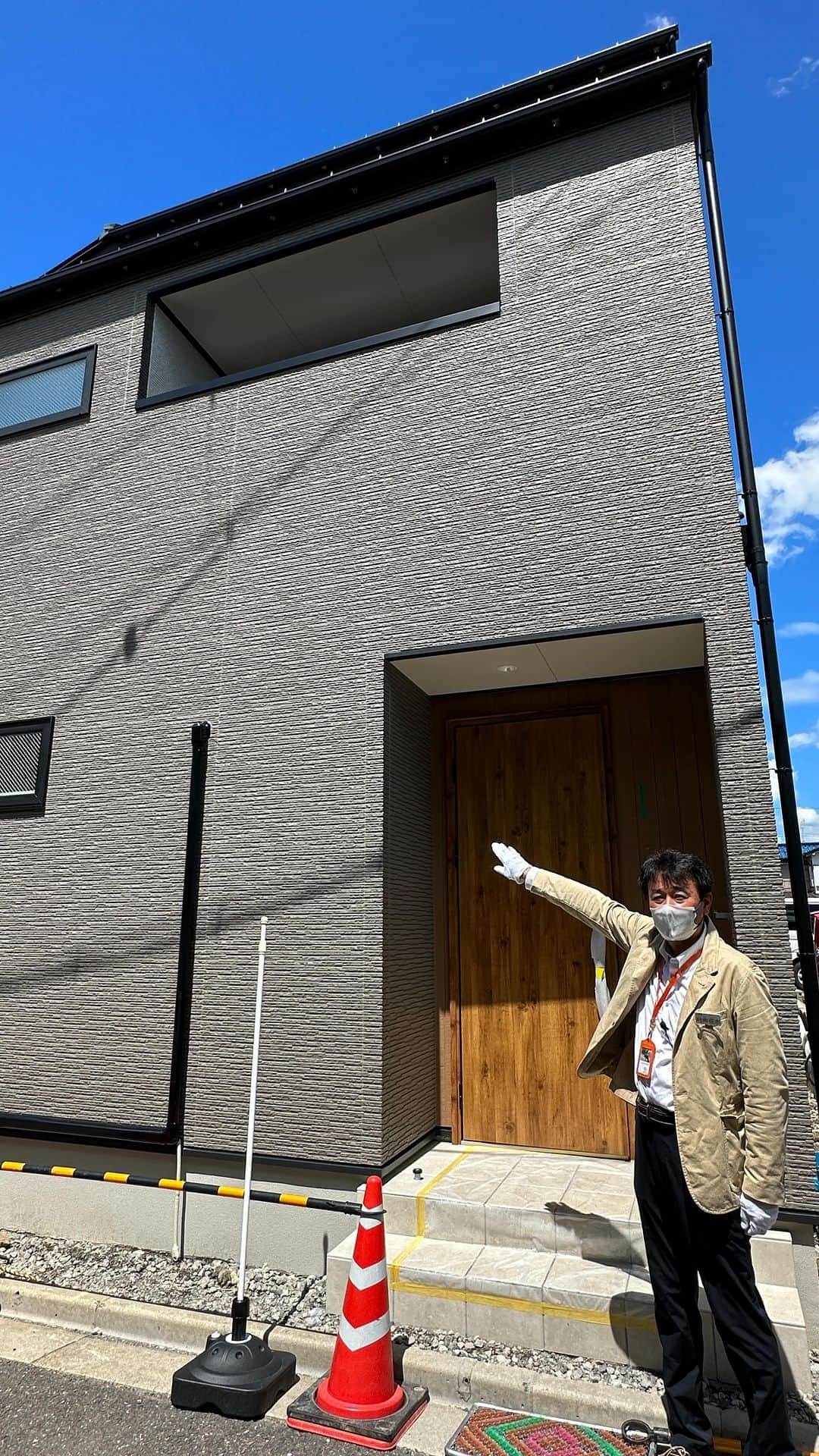 homelife 夢を叶える暮らし方のインスタグラム：「【箕面店】高槻市見学会　角地に立つ3階建ての二世帯住宅」