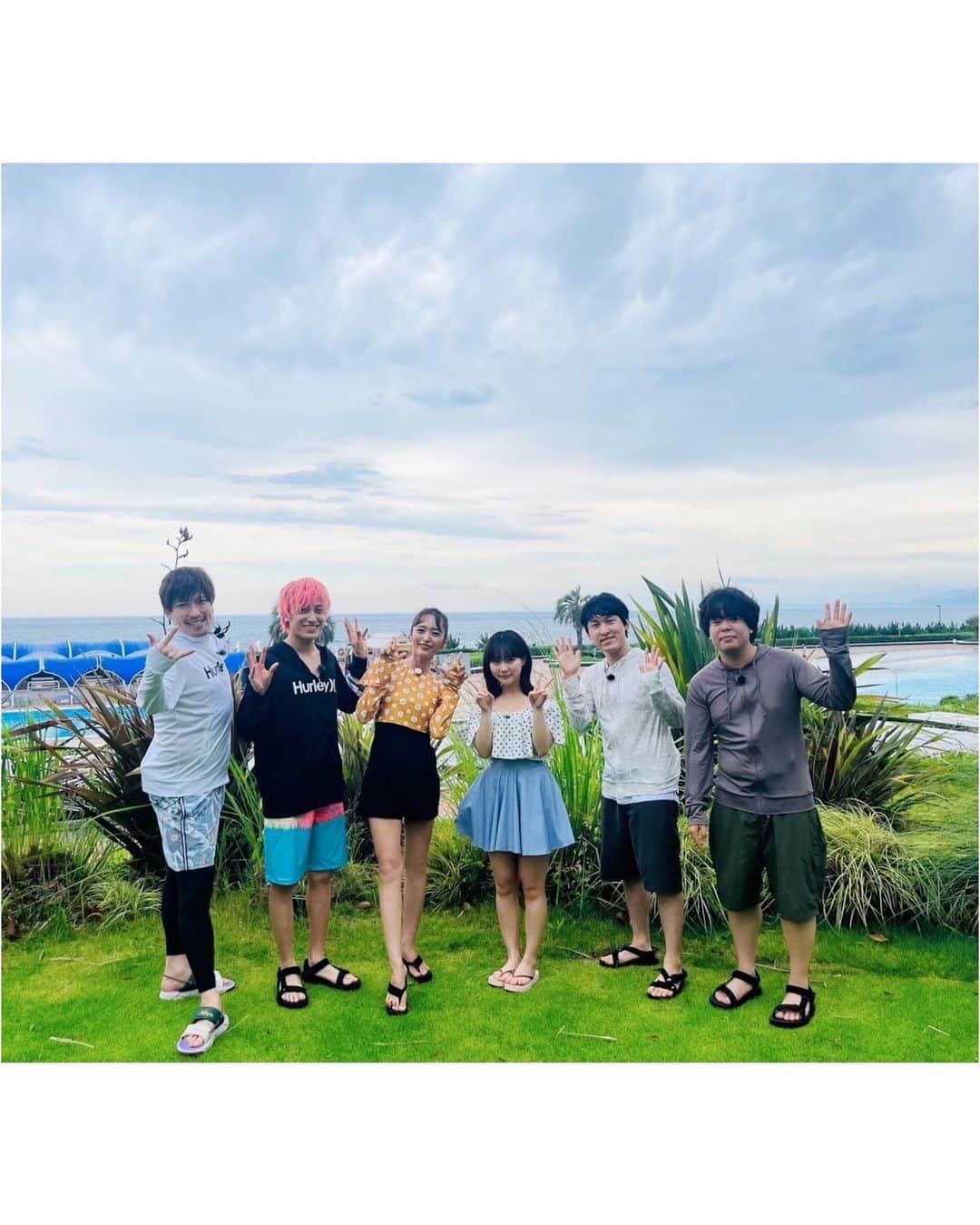 近藤千尋のインスタグラム：「ラヴィットのロケ写真🤳🩷 仲良しみんなで楽しかったねぇ🌻 かねちの男気に拍手喝采でした👏‼️ みくりんも頑張った❤️☺️ 来週も続き放送されるので見てね📺💕  水着⏬  @_ciaopanic_ @enfold_official  セットアップ⏬  set_up @lanvin_en_bleu_womens  pierce @abiste_official shoes @rosebud_official_  #近藤千尋衣装」