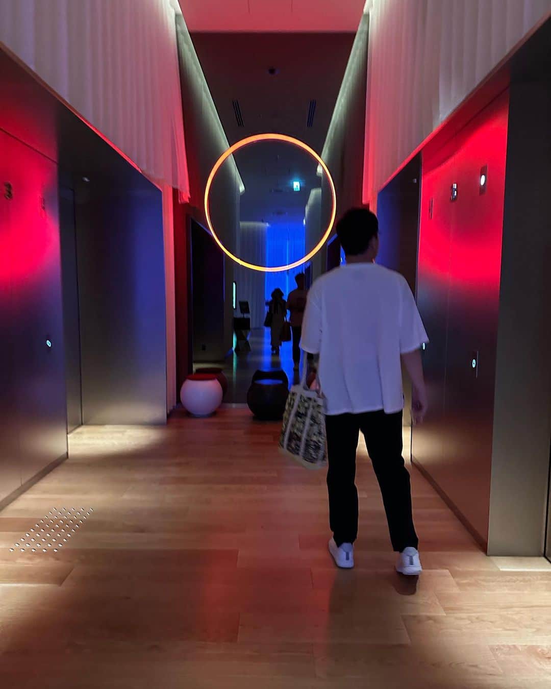 高橋愛さんのインスタグラム写真 - (高橋愛Instagram)「@wosakahotel 🏨。  はじめて いってきました めちゃすごかった😭  フロントまでの エレベーターのライトが カッコよくて 毎回動画撮ってた🤭  あべさんも 超かっこいい💓  エレベーターだけじゃなくて どこみても おしゃれだった。  アートだらけで 最高でした🙏🏻  #wホテル #whotels #whotel #ダブルホテル大阪  #japan #osaka #abekoji #takahashiai」8月25日 12時26分 - i_am_takahashi
