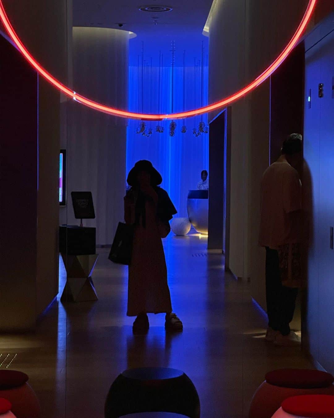 高橋愛さんのインスタグラム写真 - (高橋愛Instagram)「@wosakahotel 🏨。  はじめて いってきました めちゃすごかった😭  フロントまでの エレベーターのライトが カッコよくて 毎回動画撮ってた🤭  あべさんも 超かっこいい💓  エレベーターだけじゃなくて どこみても おしゃれだった。  アートだらけで 最高でした🙏🏻  #wホテル #whotels #whotel #ダブルホテル大阪  #japan #osaka #abekoji #takahashiai」8月25日 12時26分 - i_am_takahashi