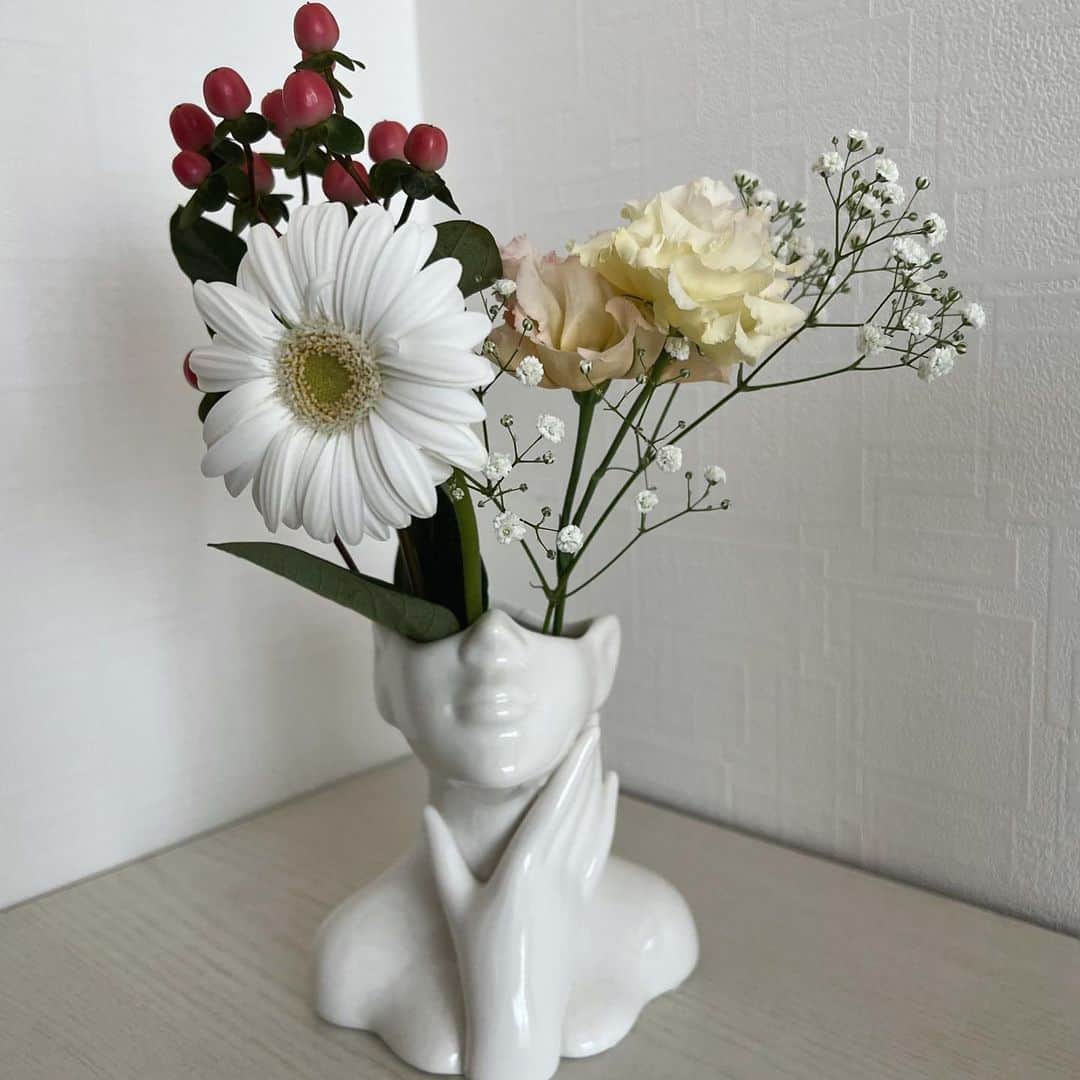 青山明香里のインスタグラム：「家にお花を生けてなかったから身体が元気なかったんだ(ぇ)  もー秋だね🍂」