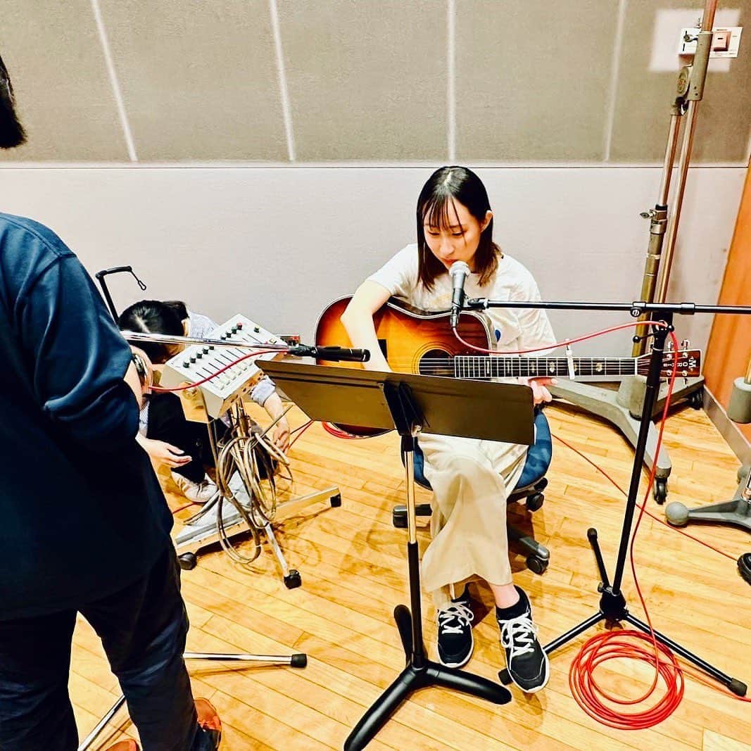 日本工学院さんのインスタグラム写真 - (日本工学院Instagram)「音響芸術科の学生がスタジオライブ実習に励んでいる様子💁‍ . マイクのセッティングだけではなく、自分でギターを弾いたり歌ったりしながら学んでいます🎸 . . 「#日本工学院」をチェック！！ 学生が投稿したリアルな日常風景を見ることができますよ！ . . #nihonkogakuin #専門学校 #日本工学院八王子専門学校 #日本工学院専門学校 #教職員投稿写真 #音響芸術科 #若きつくりびと #音響 #音響機材 #映画 #映画監督 #映画鑑賞 #映画撮影 #舞台裏 #レコーディングスタジオ #レコーディングエンジニア #レコーディング #アーティスト #ミュージシャン」8月25日 12時27分 - nihonkogakuin