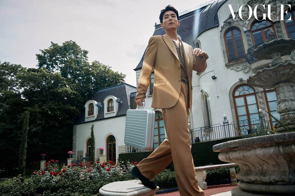 チョン・ギョンホさんのインスタグラム写真 - (チョン・ギョンホInstagram)「❤️🫰🏻😍🤗🙏 @rimowa @Voguekorea @ahnjooyoung_ @editork79」8月25日 12時27分 - jstar_allallj