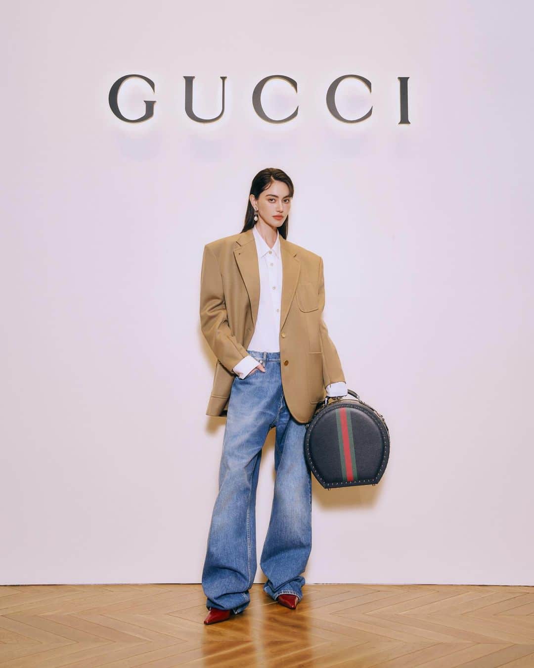 マイ・ダーウィカーさんのインスタグラム写真 - (マイ・ダーウィカーInstagram)「ดาวินักท่องเที่ยวพร้อมกระเป๋าใบโปรดงับ🤍😎  #GucciValigeria  #Gucci」8月25日 12時27分 - davikah