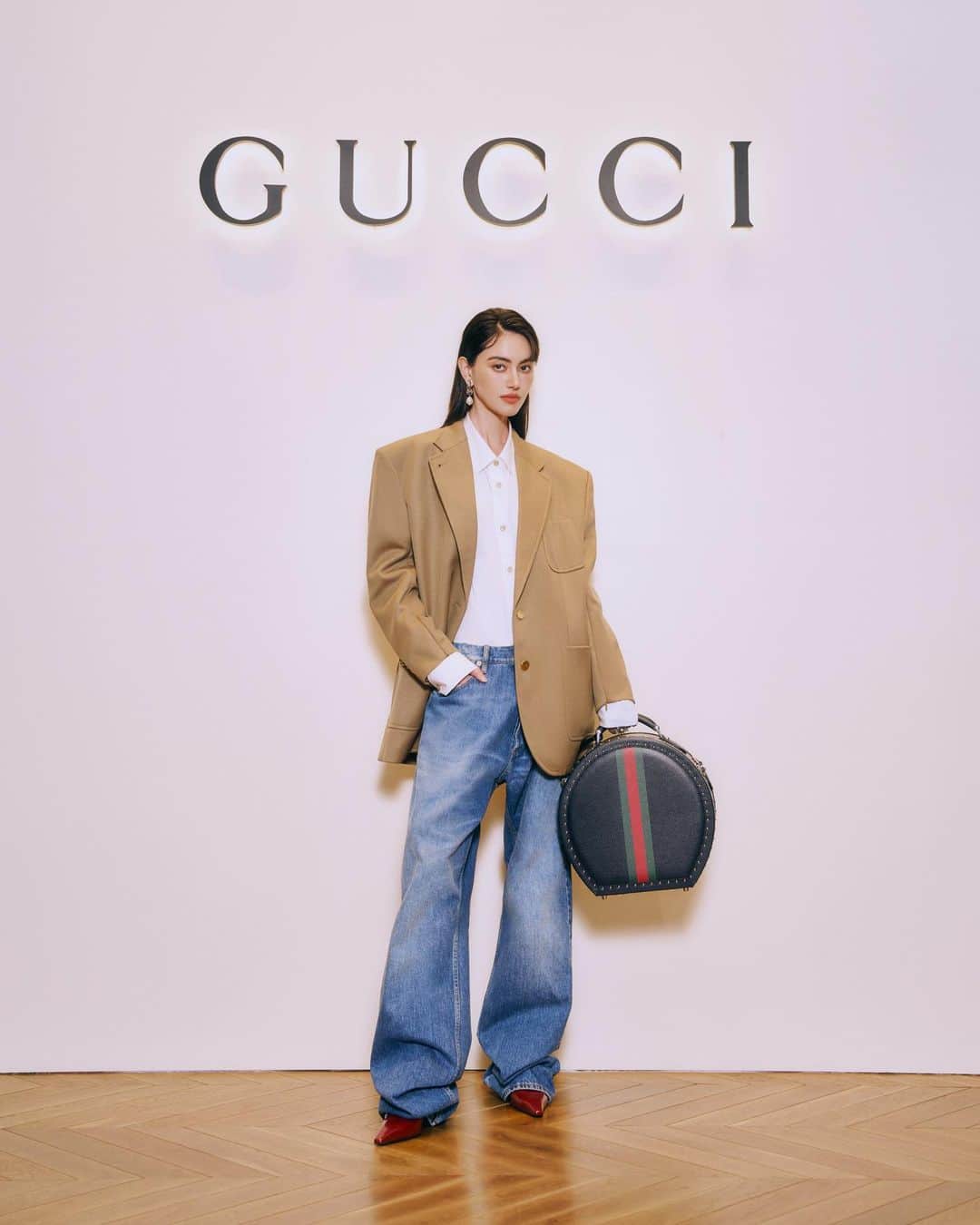 マイ・ダーウィカーのインスタグラム：「ดาวินักท่องเที่ยวพร้อมกระเป๋าใบโปรดงับ🤍😎  #GucciValigeria  #Gucci」