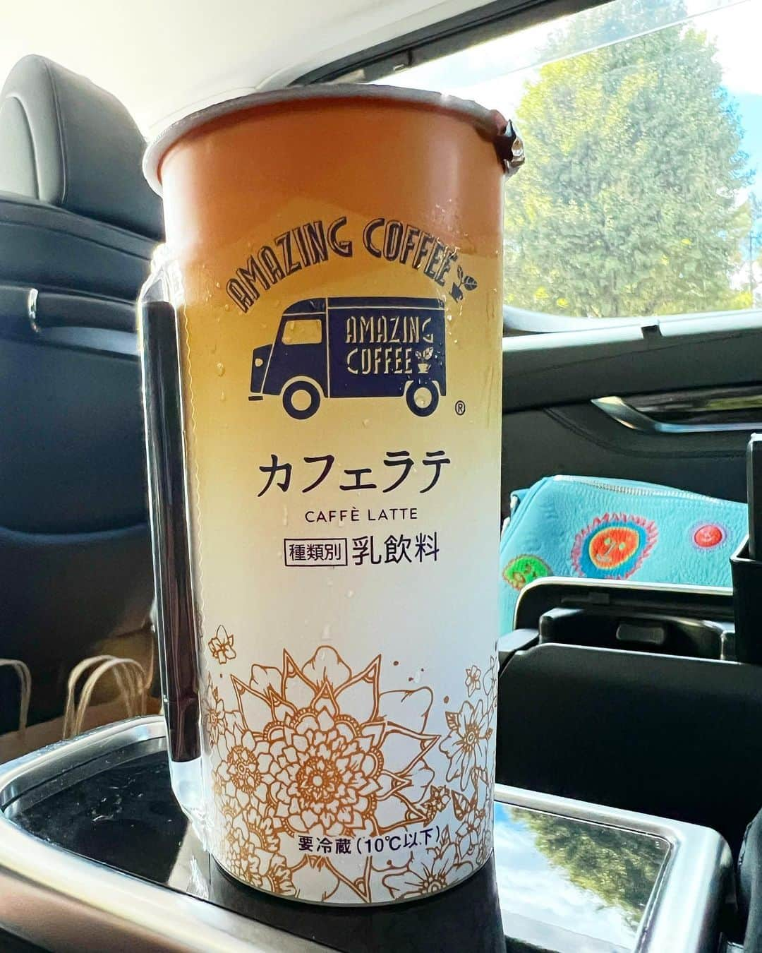 NESMITHのインスタグラム：「みっけたーーーーーーーー🤩✨👍✨👍 稽古前に寄ったコンビニさんでやっと出会えました✨✨✨ こんなに手軽にアメコのカフェラテが飲めるなんて､､､幸せ過ぎる☕️✨ #amazingcoffee  #アメイジングコーヒー #カフェラテ #いつでも好きな時に至福の時間をくれます #先日稽古場に差し入れで持って行ったんですが #その日からアンサンブルの方が何かと #アメイジング ！！ #チョコモーモー ！！ #と連呼しております (笑)😂😂 #今日も差し入れで持っていきますね 🤣👍✨(笑) #あっ写真の左下に写り込んでる取っ手の袋が差し入れのコーヒーです (笑)」