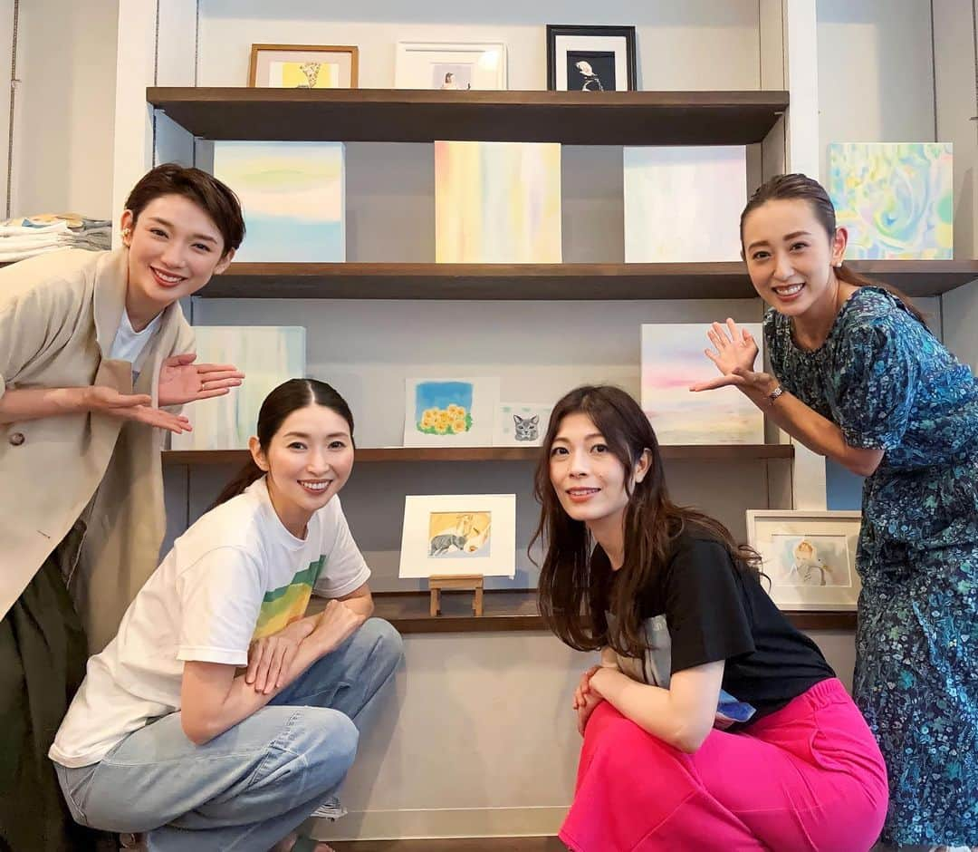 中西麻里衣のインスタグラム：「同期の純ちゃんの個展へ詩子と行ってきました🎨  個展に行くのは2回目😌 もう何年も前だけど前回は純ちゃんが人形作家さんだった時。 細い線の中にコントラストのある色合いや力強さを感じる作品達が印象的でした✨  そこからガラリと変わり 柔らかい色合い。優しい表情の動物達。 なんだか泣けてきちゃう絵も。  今回人形作家を卒業したきっかけとなったエピソードを聞けてアーティスト純ちゃんの才能の深さをまた一つ感じました。  優しい気持ちになれた日。  個人的に🐕ジンジャー君と🐈保護猫ちゃんの絵に親子愛のような共感を感じてTシャツをお願いしました☺️  バッタバタな夏休み…一日で同期５人に会えたのも嬉しかったな🍀」