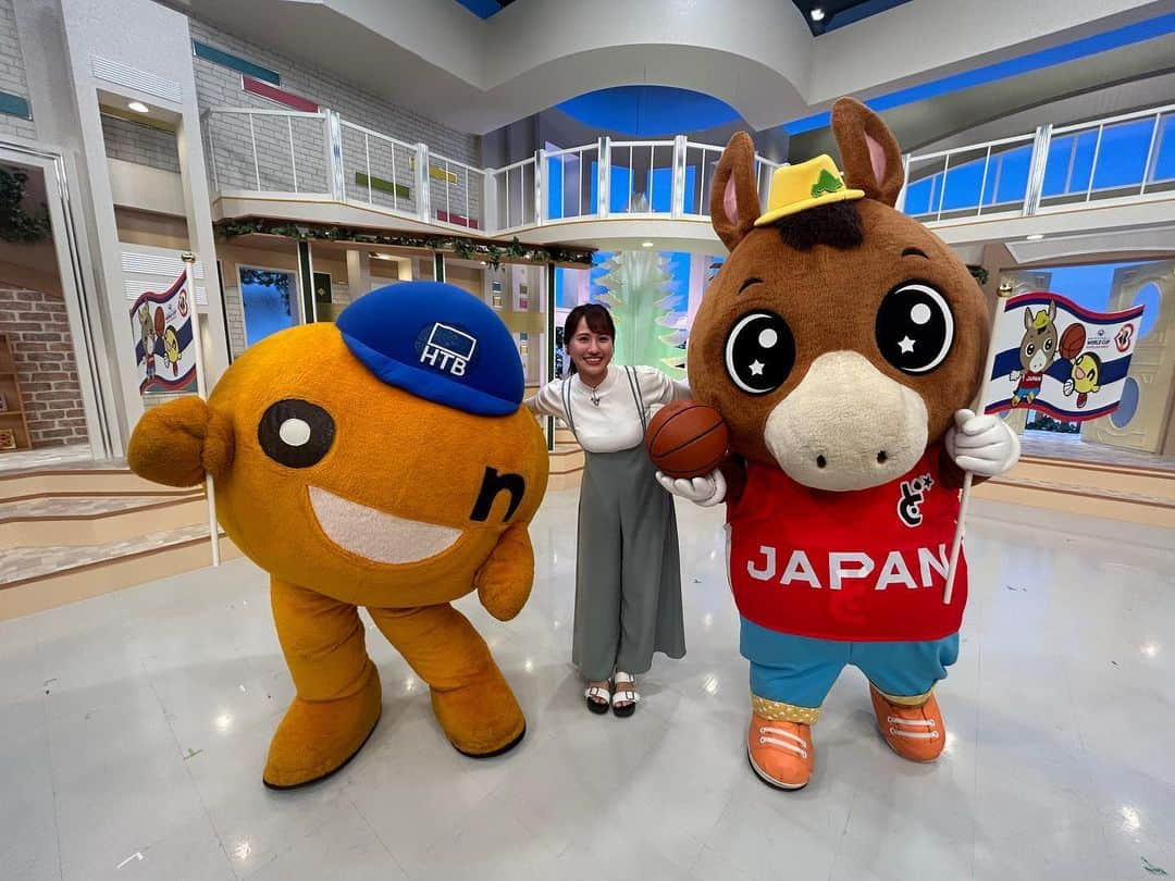 札幌テレビ放送さんのインスタグラム写真 - (札幌テレビ放送Instagram)「けさの #どさんこワイド朝 と #イチモニ！たのしかったなー😆 おともだちがたくさんできたよ🎵 フリースローは1かいもはいらなくてしょんぼり…😿 もっとれんしゅうして #onちゃん とまたバスケしたいなあ🏀🔥 あ‼️そうだ‼️ こんや9じからの #バスケワールドカップ かいまくせんをみてイメージトレーニングすればいいんだね〜💪🏻  このあとは #どさんこワイド179 にonちゃんとでるよー🐴✨ onちゃんおえかきじょうずかな☺️  #どさんこくんインスタ #どさんこくん #stv #htb」8月25日 12時31分 - stv_dosanko