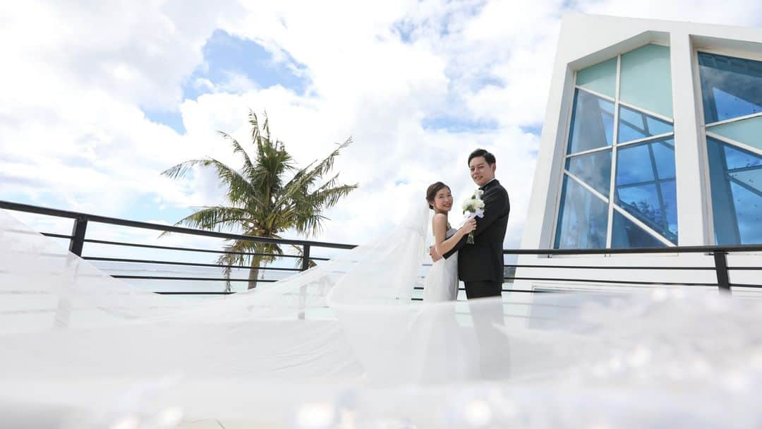 Watabe Weddingのインスタグラム：「青い空と白い雲、そしてなびくベールと輝く光。。。  Chapel : Blue Aster Photo : J&K PHOTOGTAPHY Hair & Make up : Honoka  #guam #wedding #weddingphotography #resortwedding #instapic #instagram #watabewedding #guamwedding #nofilter #picoftheday #love #2023 #2023bride #blueaster #2023夏婚 #ワタベウェディング #グアムウェディング #リゾートウェディング #海外挙式 #ウェディングアイテム #ウエディング #ウエディングドレス #プレ花嫁準備 #ウェディングヘア #おしゃれ花嫁 #ブルーアステール」