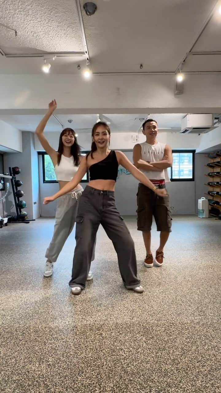 吳斐莉のインスタグラム：「跳舞怎麼這麼好玩！！！😆  上週跟這週練成的舞蹈💃🏽 謝謝娜姊揪我去學跳舞 工作忙碌之餘 挪出一個時間讓人振奮一下 心情無敵好欸～～～ 謝謝丹丹非常細心的教學💕 接下來要固定每週找你報到 讓我的舞蹈細胞再變更好🧏🏾‍♀️  我們是不是可以組一個team💕」