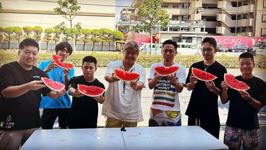 諸星伸一のインスタグラム：「🍉尾花沢スイカ🍉  FSスタッフスイカ早食い大会笑  #lamborghini #ランボルギーニ #morohoshi #諸星伸一 #fightingstar #ファイティングスター #fsbk #世界最強モロックマ #世界最強諸星一家 #諸星一家 #powercraft  #lexani #lexanijapan #rockford #tokyo #japan  FSスタッフだけで早食い対決しよーとしたらたまたまティックトッカーいしいちゃんが来たから一緒にやった🍉笑  尾花沢スイカめっちゃ美味かった🍉  TikTok動画アップは明日土曜日の昼だって🍉」