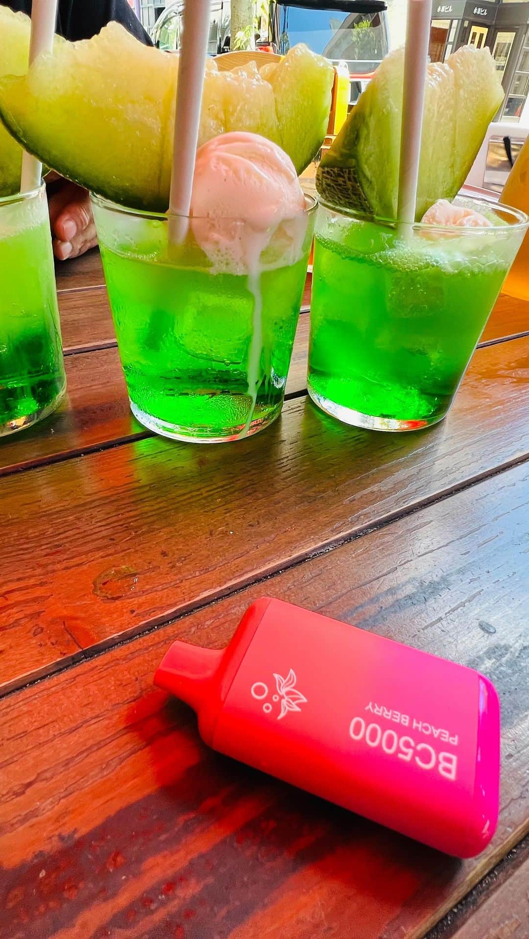 諸星伸一のインスタグラム：「⭐️羊パイセン号⭐️  電飾カスタム作業無事終了しました〜🟢  カラーストロボ流行ってる〜🟢🟥🟣🟦🟡🟠  #lamborghini #ランボルギーニ #morohoshi #諸星伸一 #fightingstar #ファイティングスター #fsbk #世界最強モロックマ #世界最強諸星一家 #諸星一家 #powercraft  #lexani #lexanijapan #rockford #tokyo #japan  ※スケボーの彼はアメリカからのオファーにより諸星伸一を撮影しにFSに来たカメラマン。 撮影が終わり雑談しててスケボーやってる言うから技を見せてもらった🛹」