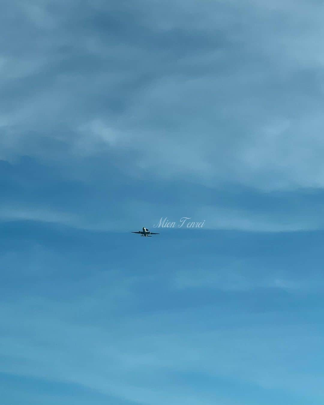 天玲美音のインスタグラム：「2023年夏  #美音の撮る空 ✈︎☁️  #空 #雲 #青空 #雲の境界線が素敵 #魅力的な空 #美音の撮る世界 #夏 #夏空 #エーワックス #空が好き #そらすきな人と繋がりたい #空を見上げてみよう」