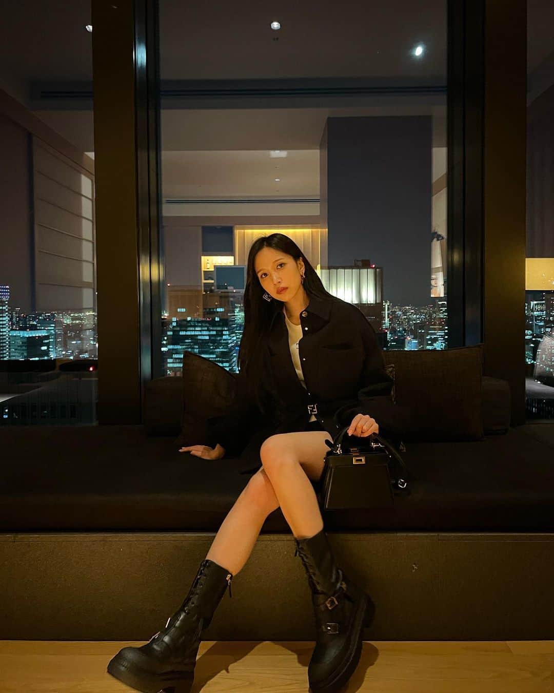 みなのインスタグラム：「P E E K A B O O 🖤 @fendi  #FendiFW23 #PR」