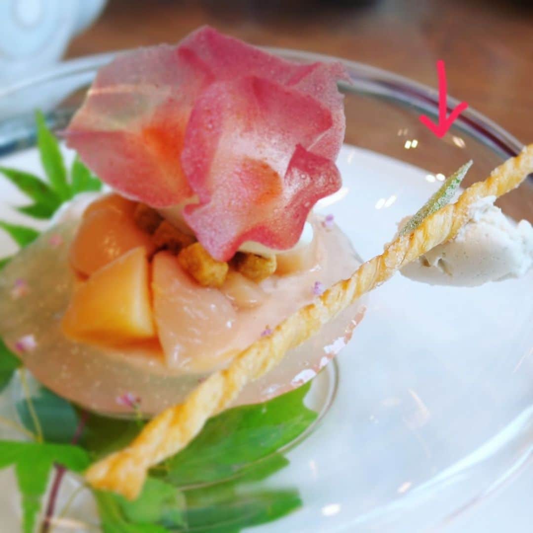 若山曜子さんのインスタグラム写真 - (若山曜子Instagram)「先日駆け足で軽井沢に行ってきました。長江桂子さん　@keiko_nagae のデザートが食べられるとな。  たっぷりフレンチ食べた後でもすんなりいただけそうな軽やかなデザートは３種類。 私は桃とヴェルヴェンヌ、フロマージュブラン、という大好物な組み合わせをいただきました。  フランボワーズのチュイルも、桃ももちろん美味しかったけど、わたしは穂紫蘇のかわいらしさやちょこっと横についてるヴェルヴェンヌの砂糖がけ、いい！と思いまして。 家で真似っこしてみました。ミントでもいいと思います。　#マフィン型の小さなお菓子　にもハーブの砂糖がけの作り方を載せてますが、私は単純に食べられる飾りとしてしか捉えてなかったんですよね。  香りはあるけど味は美味しいというわけでもないじゃないハーブ、砂糖がけして乾燥したものは、シャリッとした食感で噛み締めると甘み続いてパーっと香りが広がる。  今まで単純に綺麗だからと作ってたけど、改めて食べてみると、そのままのハーブを飾るよりいい。（生のハーブってお皿に残しがちだし）  この砂糖がけはお皿の中で鮮烈な印象を与えるんだなと思いました。イメージとしては最後にひく胡椒、カリッと口にあたった時に香りが広がるスパイスのような感じでしょうか。  作り方は簡単。ハーブをよく洗って水けをきり、卵白を薄く塗ってグラニュー糖をつけて乾かします。今なら室内で半日もすれば乾きます。保存はタッパーに入れて冷蔵庫で。 フレッシュなハーブキャンディのようで、 シンプルなアイスクリームに添えても美味しいはず。  長江さんのデザートは他に大好きなフォレノワールも。サワーチェリーは地元のものを摘みに行かれたんだとか。旬が短いんですよね。しかし国産、出回らないけどあるんだなあ。  ココナツパッションのデザートも一口もらったけど美味しくて、でも軽やかで、わたし、1人で3種類いけたなーと思いました。  今まで私もちょいちょい本に書いてるんですが、フランスの果物は日本の果物より酸味もあって水分が少なめ。何にも考えなくてもフランス菓子を美味しくしてくれる。 日本の果物は水菓子と言われるだけあって水分たっぷりで改良もあってあまーい。生で食べるのが美味しくて、それを超えた味のお菓子にするのが難しいといつも思います。（あと綺麗で高価だしね。）  でもその良さを活かす方法は、いろいろあるんだなあと。 せっかくの長野、ふんだんな果物をうまく使われる長江さんのデザート、これからも楽しみです。  最後にいらっしゃるとは思ってなかった長江さんとお写真を撮っていただき、ずうずうしくもパリの今おすすめのお店などを聞く私なのでした。パリで行けたらいいなー。  夏休みのないこの夏、この日は短いけど夏休み。軽井沢に前のめりでいったものの、デザート以外はノーアイデア。だいぶん酔狂な大人の遠足となりました。次回は計画を練って、もう少しのんびりしたいものです。」8月25日 12時41分 - yoochanpetite