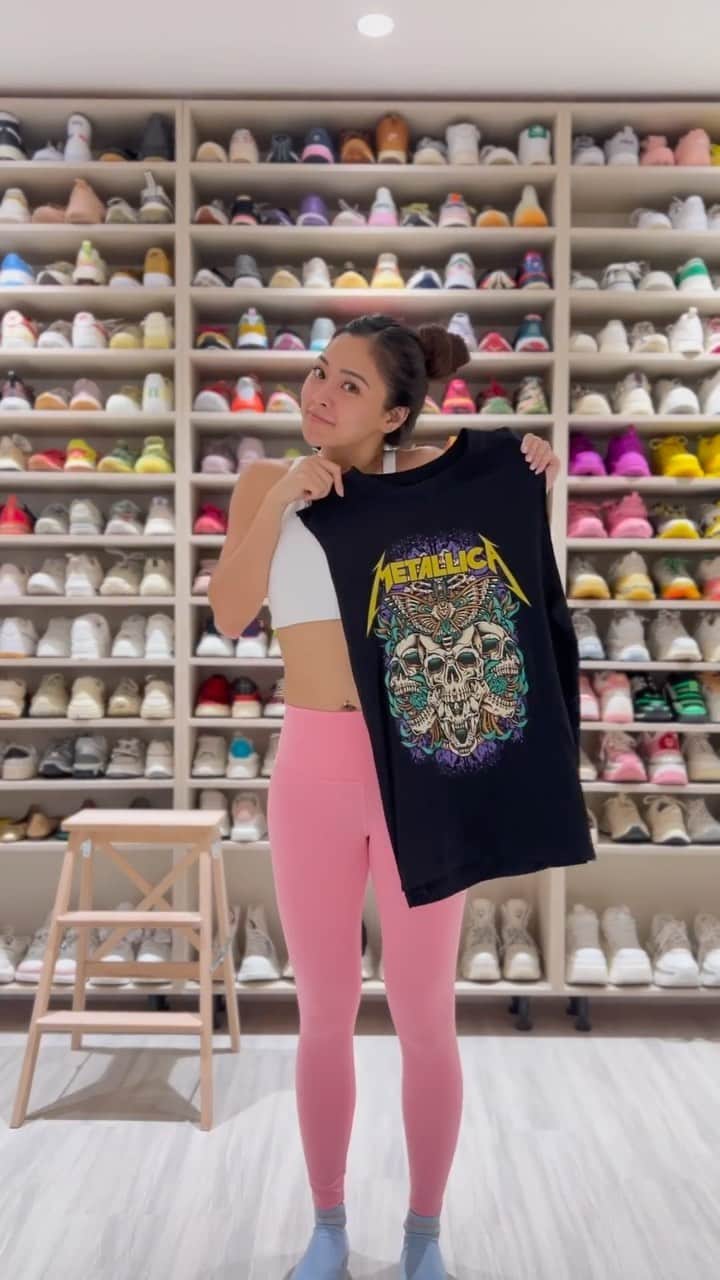 Kim Chiuのインスタグラム：「Get ready with me kind of video!!!😎💋🖤 #GRWM  You can never go wrong with mens top over leather skirt!!!! Punk rockwe chic on the go!!! 😉🎸🥁🎤😜 ROCK AND ROLL FRIDAY EVERYONE!🤟🏻  #ootdksyc #ootd #fitcheck from @hm #HMPhilippines  #bag @houseoflittlebunny.ph in momentum black click link on my bio to shop!🦾」