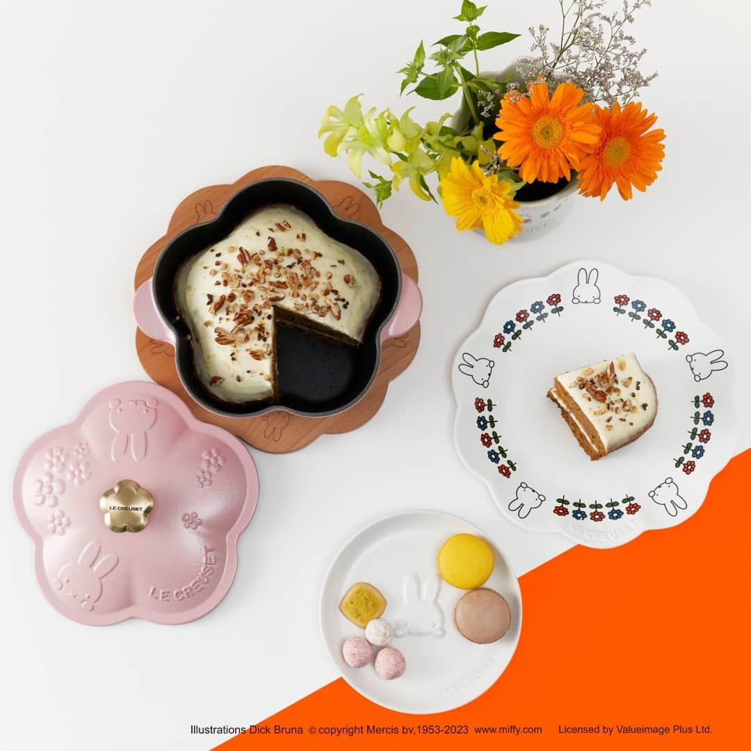 Le Creuset Japon　ル・クルーゼ ジャポンさんのインスタグラム写真 - (Le Creuset Japon　ル・クルーゼ ジャポンInstagram)「【ル・クルーゼ 公式レシピ】風味豊かなキャロットケーキ  にんじんをたっぷりと使用し、レモン風味のチーズクリームをたっぷりと塗ったキャロットケーキ。シナモンやナツメグの香りがアクセントの味わい深いケーキです。  ======材料====== (一台分/ココット・フルール)  〈生地〉 にんじん・・・２本（300g）  (A) 薄力粉・・・200g ベーキングパウダー・・・小さじ１ 重曹・・・小さじ１ 塩・・・小さじ１/２ シナモン・・・小さじ１ ナツメグ・・・小さじ１/４  ブラウンシュガー・・・100g（きび砂糖や三温糖などでも可） 米油・・・200ml（サラダ油でも可）  卵・・・4個 レーズン・・・50g くるみ・・・30g  〈チーズクリーム〉 クリームチーズ・・・300g 粉砂糖・・・75g レモンの皮・・・1個分 レモン汁・・・大さじ１  〈トッピング〉 刻んだお好みのナッツ・・・適量 カカオニブ・・・適量   ======下準備====== ・すべての材料を常温に戻しておく。 ・にんじんはよく洗いヘタを切り落とし、皮のまま粗めにすりおろす。水分を絞っておく。 ・(A)は２回ほどよく振るっておく。 ・卵を割り、溶いておく。 ・くるみは包丁で粗く砕く。 ・クリームチーズは常温に戻し、柔らかくしておく。 ・レモンは皮を削っておく。 ・鍋に油（分量外）を薄く塗り、側面・底辺の順に型紙を貼り付ける。 ・オーブンは天板を入れ、170℃に予熱する。  【型紙】 (側面)15cm×20cmのクッキングシートを５枚用意する。それぞれ長辺を3cmほど折り、折った線まで1.5cm幅の斜めの切り込みを入れる。 (底辺)クッキングシートの上に鍋をひっくり返して置き、花型の外線をなぞる。なぞった線から3cm程度内側で切る。  ======作り方====== 〈チーズクリーム〉 1.  ボールにクリームチーズ、粉砂糖、レモンの皮を入れ、レモン汁を３回に分けて加え、その都度よく混ぜる。  〈生地〉 1.  ボールにブラウンシュガーと米油を入れ、ハンドミキサーでブラウンシュガーが溶けるまでしっかりと混ぜる。溶き卵を４回に分けて加え、もったりするまで2分程度よく混ぜる。 2.  レーズン、くるみ、にんじんを加え、スパチュラでまんべんなく混ぜる。振るった(A)を加え、さっくりと全体をスパチュラで混ぜる。 3.  鍋に⒉を流し入れる。 4.  170℃に予熱したオーブンに入れ、フタはせずに60〜70分程度焼き、竹串を刺して生地がついてこなければ焼き上がり。 5.  鍋から取り出し、側面と底のクッキングシートを取り、粗熱を取る。粗熱が取れたらラップで包み、冷蔵庫で一晩寝かせる。  〈組み立て〉 1.  生地を横にスライスして２枚にする。 2.  中面と天面にチーズクリームを塗り、トッピングのナッツとカカオニブをふる。鍋に戻し入れて、提供しても良い。  #ルクルーゼ #lecreuset #ルクルーゼのある暮らし  #ルクルーゼごはん #テーブルウェア #テーブルコーディネート #キッチンウェア #キッチングラム #ルクルーゼのある生活 #ルクルーゼのある食卓 #食卓 #食卓グラム #キッチンツール   #miffycollection #lecreuset #ルクルーゼ #ミッフィーコレクション #ミッフィー #miffy #ルクルーゼセット #ルクルーゼ皿 #ルクルーゼ鍋 #ルクルーゼ器」8月25日 18時45分 - lecreusetjapon