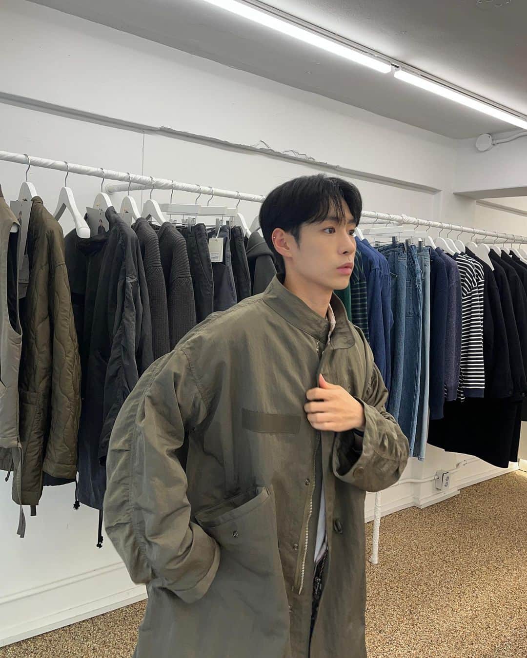 ユンヨン のインスタグラム：「23F/W HORLISUN Preview @horlisun  너무 더운 여름 얼른 지나가고 이쁜 아우터 입는 추운계절만 기다리는 사람들 손🙋🏽‍♂️ #홀리선」