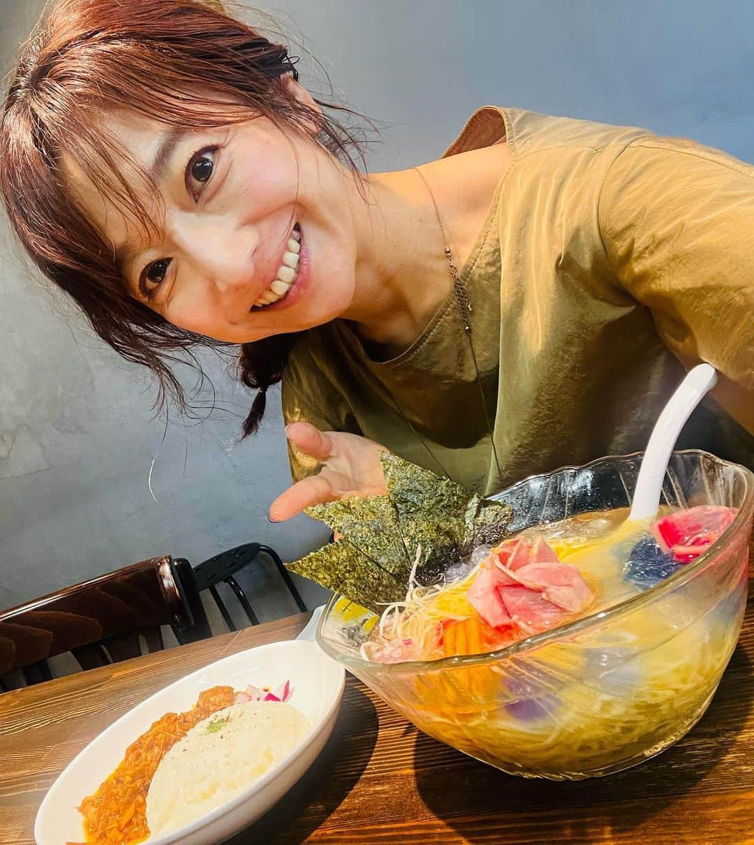 佐藤彩さんのインスタグラム写真 - (佐藤彩Instagram)「こんなにオシャレな冷やしラーメンに出会えるとは😳！！  RAMEN N'n (@ramen_nn.sapporo )  「ん」というネーミングセンス🫢 そしてラーメンもカレーも本格的な味わい！！ 私の大好きが詰まったお店に出会いました😂  ここの季節限定メニューが 「HINOKASA BLUE」 日の暈をイメージしているそうで そこにブルーのトッピングが😳！！  見た目にも涼やかで あごだしとホタテの出汁の旨みたっぷりのスープに ツルッとコシのある細麺が絶妙🥹✨  別添のレモンを青く彩られた大根にかけると 味変&色変する楽しさも😳！！  青いビー玉のような氷が入っていて ずっと冷たくいただけるのも嬉しい☺️  風味豊かで華やかなラーメン🍜 and スパイスたっぷりのチキンホロホロのカレー🍛 一緒に味わえるだなんて最高に幸せでした🥰  今度は違うスープも味わってみます☺️ . . ●RAMEN N'n 札幌市豊平区美園2条4丁目4-1 ハイツアカシア1F  #ラーメンん #RAMENNn #ラーメン #札幌ラーメン #淡麗系 #オシャレ #冷やしラーメン #味変 #色変 #仕掛けが面白い #涼やか #暑い日にオススメ #ラーメン好き #彩の街角ネクストフォーカス でご紹介」8月25日 12時53分 - hbc_ayasato