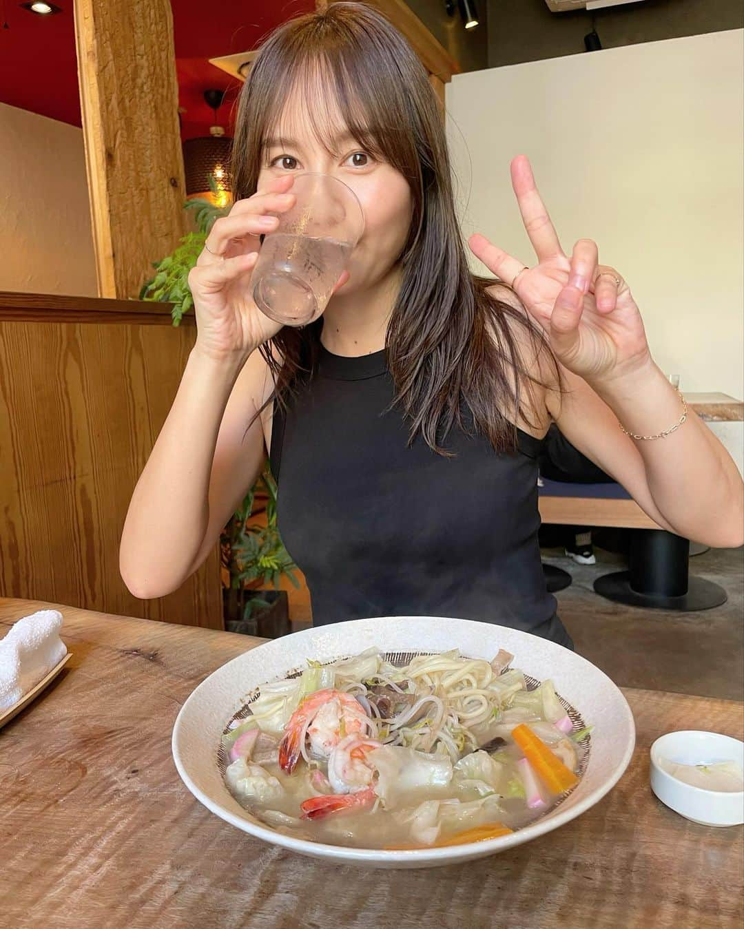 渕上彩夏さんのインスタグラム写真 - (渕上彩夏Instagram)「𓂃 𓂃 𓂃 ずっと食べてみたかったuniのちゃんぽん！  ぷりっぷりのエビと天草大王の旨みたっぷりのスープがたまらなく美味しかった😍  野菜もたっぷりで食べきれないかと思いきや完食だった！  また食べたい🤤 りこてぃんも私も大満足だったよ〜。  #uni #ちゃんぽん #熊本 #熊本ちゃんぽん」8月25日 12時53分 - ayakafuchigami725