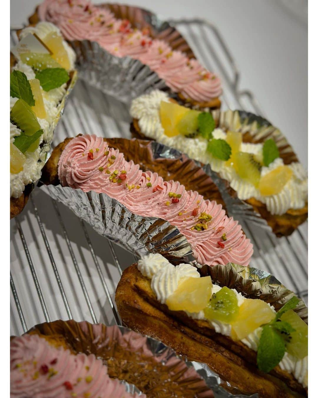 神戸麻衣のインスタグラム：「ベリークリーム&ココナッツクリーム2種のエクレア🧁  出来上がりは、記事もサクサクで美味しい😋❣️ 見た目も華やかで1つ1つが大きくてどちらも美味しかった💕  #お菓子作り #ケーキ作り #エクレア #手作り #手作りお菓子」