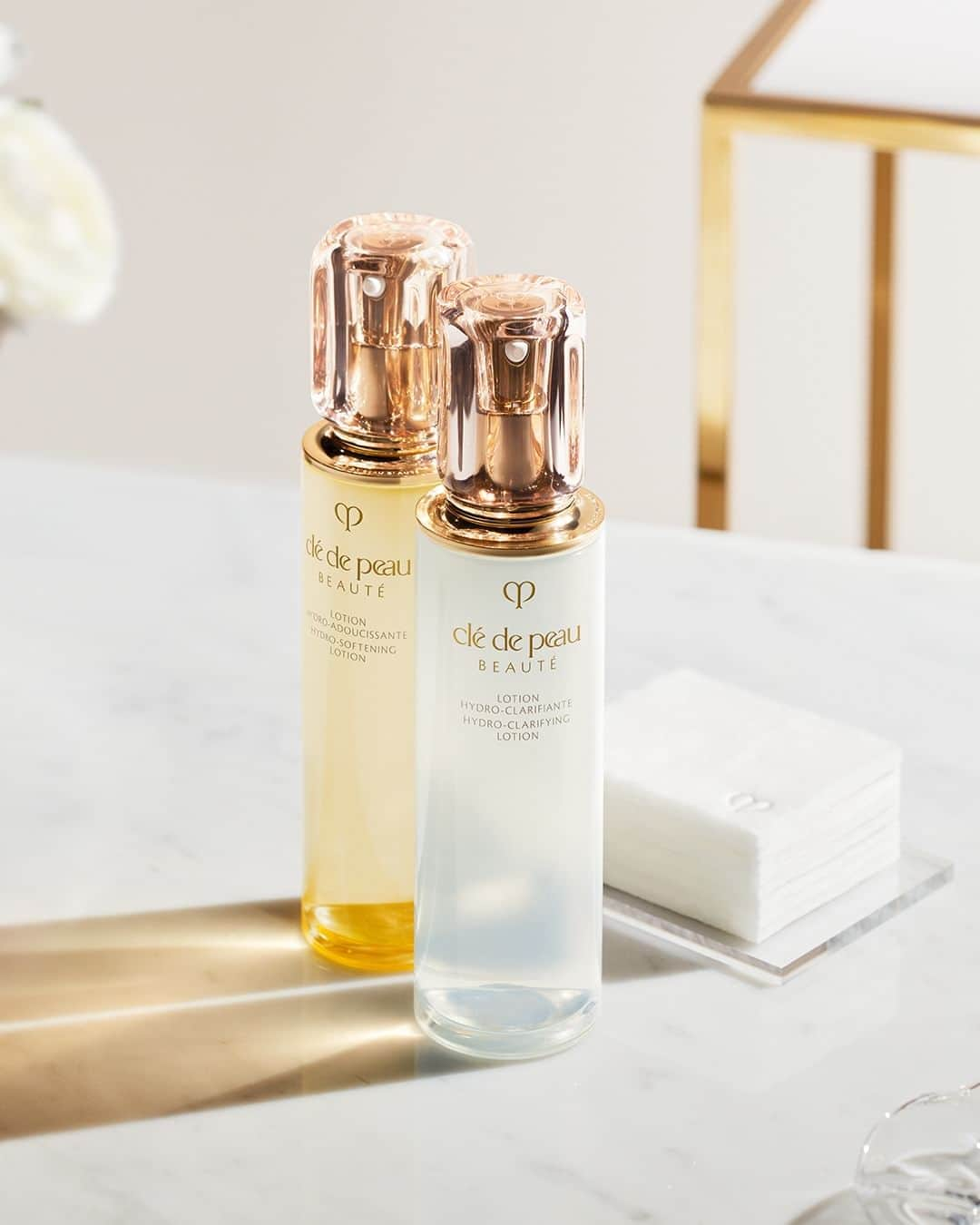 Clé de Peau Beauté Officialのインスタグラム：「“I appreciate the dewy, luxurious texture of this lotion,” say 95% of women who’ve tried our #HydroSofteningLotion and #HydroClarifyingLotion as part of the #KeyRadianceCare routine.  This unique lotion comes in two formulas:  • Hydro-Softening Lotion delivers an extra burst of hydration to parched skin  • Hydro-Clarifying Lotion is great for oily skin as it helps get rid of dead skin cells for a refreshed appearance  To maximize results, apply your lotion with our cotton pads, made with ultra high-density silk that helps dissolve away dull skin cells for a refined, polished finish. 🤍  #キーラディアンスケア それぞれの化粧水の特長はこちらです。  -ローションイドロＡ ｎ（医薬部外品）は肌あれや乾燥などを防ぎ、透明感とうるおいがあふれるしなやかな肌へ導く化粧水。  -ローションイドロＣ ｎ（医薬部外品）はふきとるようになじませ肌表面を明るくクリアに整え、透明感あふれる清らかな肌へ導く化粧水。  効果をたっぷりと肌へ届けるために、高級天然シルクの贅沢な使い心地のコットンをご使用ください。🤍」