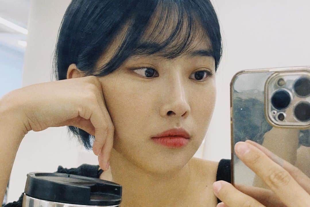ペ・ミンジョンのインスタグラム：「뚱뚱냥냥 증명사진 찍으러..」