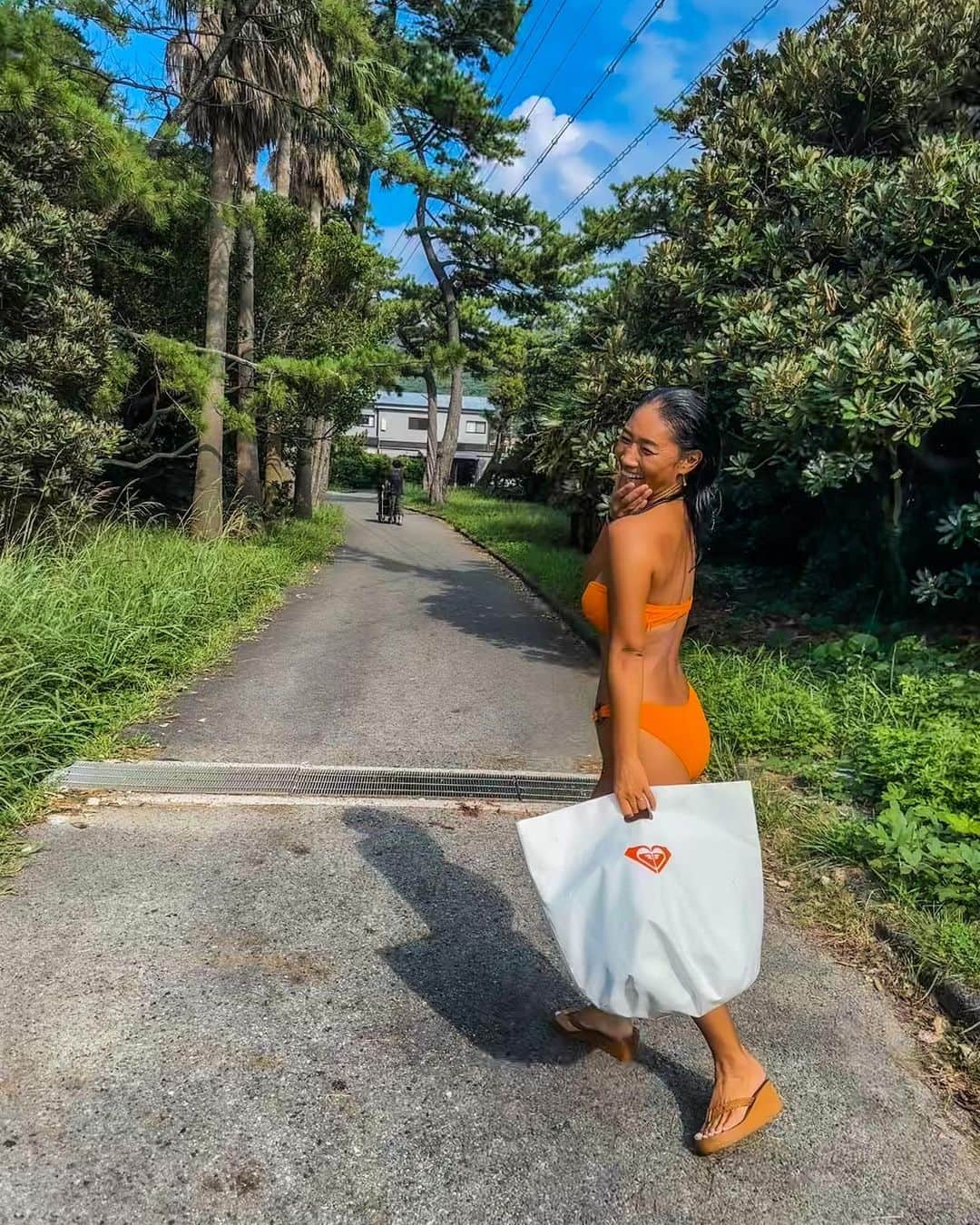 大下瞳美さんのインスタグラム写真 - (大下瞳美Instagram)「夏は意外にもカラダが恐ろしく冷えるから、海の後は必ずあずきでお腹温めながら寝る派。  今朝カラダがだるく感じる人はカラダを温めてみて。 てきめん楽になるよ。  朝ヨガで汗しっかりかいた今日はきつかったけどダルかったカラダがとてもスッキリしたというくらい汗だくな朝ヨガでした。瞑想的な季節になってきたし、ますます朝ヨガが最高だよ。  ●毎月月1で　 @surfitnessyoga で3日間チャレンジやってるよ。 ▶︎9月29日30日10月1日▶︎10月27日28日29日  ●9月より毎月 @suryogahiroshima で新月瞑想会(オンライン)で開催！！  ▶︎9月15日23:00-23:30 ▶︎場所ZOOM ※スアヨガ並木、三川の会員様は通常通りご予約で受講可能。 外部のお客様は1500円チケット購入ください。  ●宮古島リトリート募集中！！！ ▶︎10月6日7日8日 詳細はDMにてご連絡します。  #ヨガ講師 #経営者 #朝ヨガ #朝活 #suryoga #morningroutine  #yogateacher  #miyakoisland  #roxylife」8月25日 13時06分 - hitomiooshita