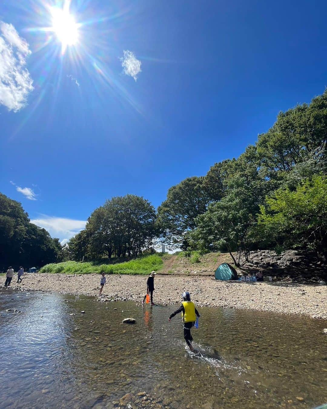 芳賀恵子のインスタグラム：「昨日、清瀬金山緑地公園に行ってきたの。  去年も行ってきて、YouTube UPしたんだけどね💖  清瀬金山緑地公園たびちゃん https://youtu.be/AGNvubCcL1I?si=jRSBsqVbgikZkY8a @tabichan.111   で、その時に My husbandかっぴから 聞いたお話がとても面白くて、  今朝、創喜塾の公式LINEに そのことを書いたんだけど、  たぶんこれ知らない人も多いと思うからインスタでもシェアします💖  ・  ・  みなさんこんにちは葵です。 まだまだ暑いですね。   私は昨日、川へ行ってバーベキューをし、 水行してきました！！  アーシングです。  『身体の声に耳を傾ける』 を意識していると そろそろ自然と触れ合わなければ・・  とわかるようになってきました。   私の命式は火質過多なので、 とにかく水を欲します。  みなさんは何を欲しますか？     ちなみに天貴星を持っている旦那さんは 雑学的な知識がとても豊富なのですが、  川に入っていたら 彼の講義が勝手に始まりました(笑)     ゴム底の靴を履いて 人間が活動するようになってから70年。  それまでは、 人類は革靴や木の靴、草履などで 地球とアースが取れている状態でした。  アースが取れている状態とは 地球と電気的につながっている状態のことをいいます。   日常生活をする上で 必ず起こる外的刺激により、  私たちの精神は良い状態にも悪い状態にもなりとても不安定です。  この不安定というものを 簡単に説明すると、  私たち個人が持つ固有振動数 いわゆる個人の波動にエラーが生じます。  周波数が乱れるということです。 電気的に不具合が出てる状態。    ゴム底靴の登場以前、革靴、木靴、草履などは 湿気によって伝導体となる為、 地表と電気的につながり、 人体の電気的エラーを地球に流すことで バランスを常にとっていました。    この地球上のすべての生物は 室内飼育のペットなど例外はありますが 基本的にはアースが取れています。  冷蔵庫や洗濯機などの家電製品までも アースが取れてる状態です。  なぜなら故障が起きた際 アースが取れてないと その地域一帯が停電するという規模の 大きい災害が出てしまうからです。  現代を生きる我々人類のみが 地球と電気的につながっていない状態が続いています。  そのゴム靴の登場から 病気や精神疾患が増え続けているのには 相関性があるのではないでしょうか？  ゴムやアスファルトは アースを遮断し、 人間の体に違和感を残し続ける。  人間の身体は アースを通すことで人間らしさを保つ。  定期的に自然に触れ、 アースを取り入れることが大事。  中でも、 水は電気を通しやすいということで、 山や草木よりも 海や川が最も効率的に アースを取り入れることが 出来るそうです。   ・  いやあ、すごい雑学！！ というか、私は初めて知りました！！   ・  あの、洗濯機や冷蔵庫についている緑のやつは、 そんな役割だったなんて！！  そして、 人間はアースが取り入れにくい状態になっていること。  自然と触れ合いたい、 という私の感覚には、 単純に水を欲する以外にも このような理由があったなんて。    目から鱗！！！感動！！    アースを取り入れたからか、 昨夜はよーく眠れました(#^^#)  みなさんも意識的にアースを取り入れて行きましょうね！  ・  ・  川の水に浸りながら  ぼーーっと。  おしゃべりをしながら  3人でのんびりする時間は  とっても尊かったのでした💖  #アース #アーシング #川遊び」