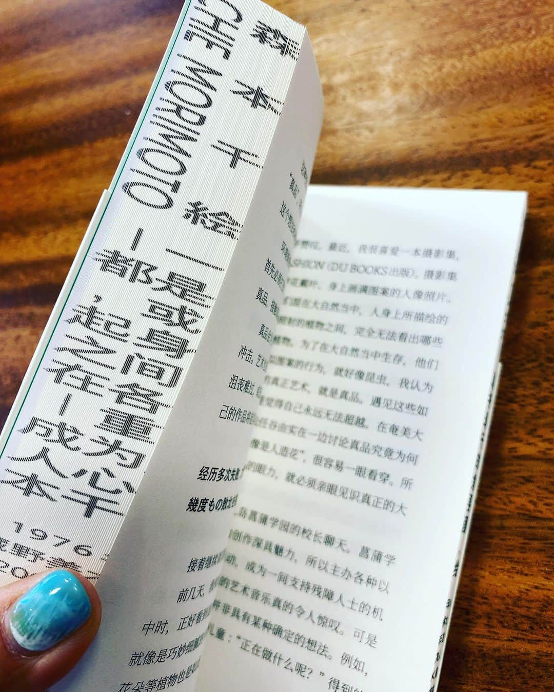 森本千絵さんのインスタグラム写真 - (森本千絵Instagram)「現在発売中の 私の著書「アイデアが生まれる前のだいじなお話」が 日本版、台湾版に続いて中国版が発売されたようです。  日本版は、葛西薫さまに装丁いただき、ユーミンに帯を書いていただいたのですが、 台湾、中国版は各国の重鎮のデザイナーさまが装丁してくれてるようです。 感謝💕 ぜひ、中国の皆さまよろしくお願い申し上げます。  現在發售中 我的著作「想法誕生前最重要的事」一書，繼日本版和台灣版之後，中國簡體版也陸續出版。  日文版是設計師葛西薰先生裝訂製作，書腰則是歌手松任谷由實撰寫。 台灣以及中國版都是請各國重量級設計師們為我裝訂製作。  謝謝💕  中國的朋友們也務必多多支持！  #book #art #design #artdirecter #chiemorimoto #goen #japan #chinese  #書 #藝術 #設計 #藝術總監 #森本千繪 #goen #緣 #日本 #中文」8月25日 13時10分 - chiemorimoto_goen