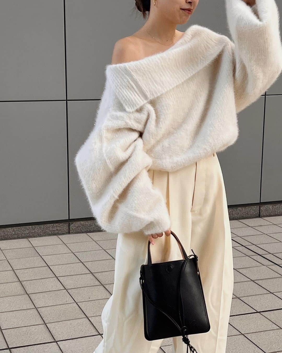 ETRÉ TOKYO ストアのインスタグラム：「@etretokyo  【 '23 Winter Pre Order 】 ㅤㅤㅤ ㅤㅤ #ETRE2wayルーズネックニットプルオーバー WHITE / GREY F size ¥30,800(tax in)  ㅤㅤㅤ  新宿スタッフ @etretokyo_yumi 150cm @etretokyo_maki 161cm  本社スタッフ @_emiko123__ 153cm  ㅤㅤㅤ 着用カラー：WHITE ㅤㅤㅤ ㅤㅤㅤ  - - - - - - - - - - - - - - - - - - - - - - - - - - - -  商品詳細はTOPページURLよりチェック🔍 ›› @etretokyo_store  ㅤㅤㅤ スタッフコーディネートも毎日更新中【 #etretokyo_staff_ootd 】をフォロー🐿️  TOPページの"フォロー中"から 気になるスタッフのアカウントをフォロー🤝  - - - - - - - - - - - - - - - - - - - - - - - - - - - -  ⁡  ㅤㅤㅤ 【INFORMATION】 ⁡ ⁡ ETRÉ TOKYOでは 冬の先行予約会を開催いたします。  -開催期間-  ◼️LUMINE SHINJUKU 8/24(thu) - 8/30(wed)  ◼️ONLINE STORE 8/24(thu)19:00 - 8/31(thu)12:00  ※予約受注会となります。 新宿店にてサンプルのご用意もございますので ご試着も可能です。 予約枠に上限がございます。  ※予約商品の画像はサンプルで撮影しております。 実際の製品と仕様や素材、サイズや色味等が多少異なる場合がございます。  ※お電話でのご予約はできかねます。  ※ご予約後のキャンセルは致しかねます。 お支払いは後払いになります。 ⁡ ※混雑時には入場制限及び試着点数 の制限を設けさせて頂きます。 また、お電話がつながりにくい可能性がございます。  予めご了承ください。 ⁡ ⁡ ご理解、ご協力を賜りますよう 心よりお願い申し上げます。 ⁡ ⁡  ㅤㅤㅤ ㅤㅤㅤ 【LUMINE SHINJUKU STORE】 ETRÉ TOKYO ルミネ新宿2店 TEL：03-5989-0979 ー営業時間ー (平日、土日祝)11:00-21:00  ⁡ #etretokyo #etre  #etretokyoshinjuku #2023etre #etretokyo_staff_ootd #2023aw #受注会 #先行予約 #プレオーダー #スタッフコーディネート #スタッフスナップ #冬服コーデ #ルミネ新宿2 #ジャケットコーディネート #白黒コーデ #オフショルニット #オフショルダー #冬ニットコーデ」