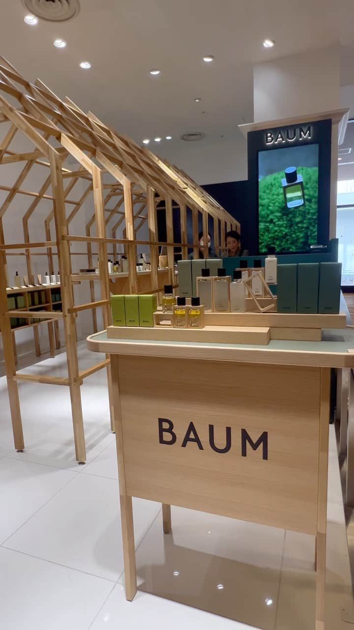 珠久美穂子のインスタグラム：「BAUM関西初POPUP STOREをオープン！  明日からオープンだよ✨ 行ってみてね😃  樹木との共生をテーマに掲げる スキン＆マインドブランド BAUM（バウム） ✨✨  香りが邪魔しないのでお気に入りなの✨✨  8月26日（土）神戸BAL本館1階に 兵庫県初出店となるPOPUP店舗をオープン！  店舗デザインも素敵✨✨ BAUMのパッケージデザインも手がける 熊野亘氏の「TREEHOUSE（ツリーハウス）」を中心にシンプルな中にも 木の温かみと美しさを感じられる場所🌲  神戸BALだけの特別なデザイン  自然との循環、樹木と人との共生 そして木々の豊かな生命力を 小さな家に入って感じて欲しいというコンセプト✨✨  骨組み ディスプレースペースにはBAUM製品の 木製パーツにも使用されていて オーク（ナラ）の木材が使われ 樹木の心地よさや、温もりを感じながら ゆったりと商品を体験できる空間でした👏  BAUM Official Instagram　＠baum_global  📍 BAUM POP UP STORE 神戸BAL 神戸市中央区三宮町3-6-1 神戸BAL 本館1階 POPUPスペース  #baum #神戸BAL」