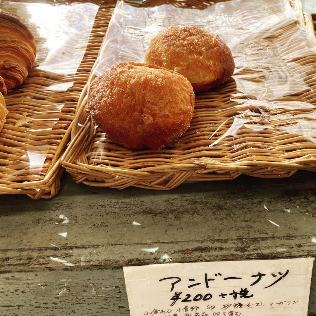 ボートレース宮島さんのインスタグラム写真 - (ボートレース宮島Instagram)「． 『海辺の手作りパン屋🥖エッフェル🇫🇷』 ． 宮島口フェリー乗り場の近くにある老舗ベーカリー🥐 定番のパンはもちろん、旬の食材や廿日市産の食材を取り入れたパンも人気です😃 ． 宮島スタッフのおすすめは生地がもっちもちのアンドーナツとカレーパンです😋 モチモチ好きにはたまりません♪ 他にもおいしいパンがたくさん揃っています🤗 ぜひお試しください🐵 ． 「海辺の手作りパン屋 エッフェル」は、#BOATRACE地域振興クーポン の加盟店☝🏻 ̖́ BOATRACE地域振興クーポンはレース場周辺のお店を盛り上げるためのクーポン券で、ボートレース宮島周辺の45店舗の加盟店でご利用いただけます😊 本場指定席利用や、舟券購入でGETできます🚤 明日8月27日はキャンペーンDay❗️ 加盟店や入手方法など詳細は、ボートレース宮島公式HPよりご確認ください。 ． ． #ボートレース宮島 #ボートレース #boatrace #モンタ #ボートレース地域振興クーポン #地域振興クーポン宮島 #海辺の手作りパン屋 #エッフェル  #広島パン屋 #宮島口パン屋 #hiroshima #miyajima」8月26日 12時00分 - boatrace_miyajima