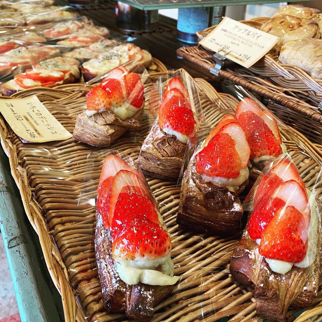 ボートレース宮島さんのインスタグラム写真 - (ボートレース宮島Instagram)「． 『海辺の手作りパン屋🥖エッフェル🇫🇷』 ． 宮島口フェリー乗り場の近くにある老舗ベーカリー🥐 定番のパンはもちろん、旬の食材や廿日市産の食材を取り入れたパンも人気です😃 ． 宮島スタッフのおすすめは生地がもっちもちのアンドーナツとカレーパンです😋 モチモチ好きにはたまりません♪ 他にもおいしいパンがたくさん揃っています🤗 ぜひお試しください🐵 ． 「海辺の手作りパン屋 エッフェル」は、#BOATRACE地域振興クーポン の加盟店☝🏻 ̖́ BOATRACE地域振興クーポンはレース場周辺のお店を盛り上げるためのクーポン券で、ボートレース宮島周辺の45店舗の加盟店でご利用いただけます😊 本場指定席利用や、舟券購入でGETできます🚤 明日8月27日はキャンペーンDay❗️ 加盟店や入手方法など詳細は、ボートレース宮島公式HPよりご確認ください。 ． ． #ボートレース宮島 #ボートレース #boatrace #モンタ #ボートレース地域振興クーポン #地域振興クーポン宮島 #海辺の手作りパン屋 #エッフェル  #広島パン屋 #宮島口パン屋 #hiroshima #miyajima」8月26日 12時00分 - boatrace_miyajima