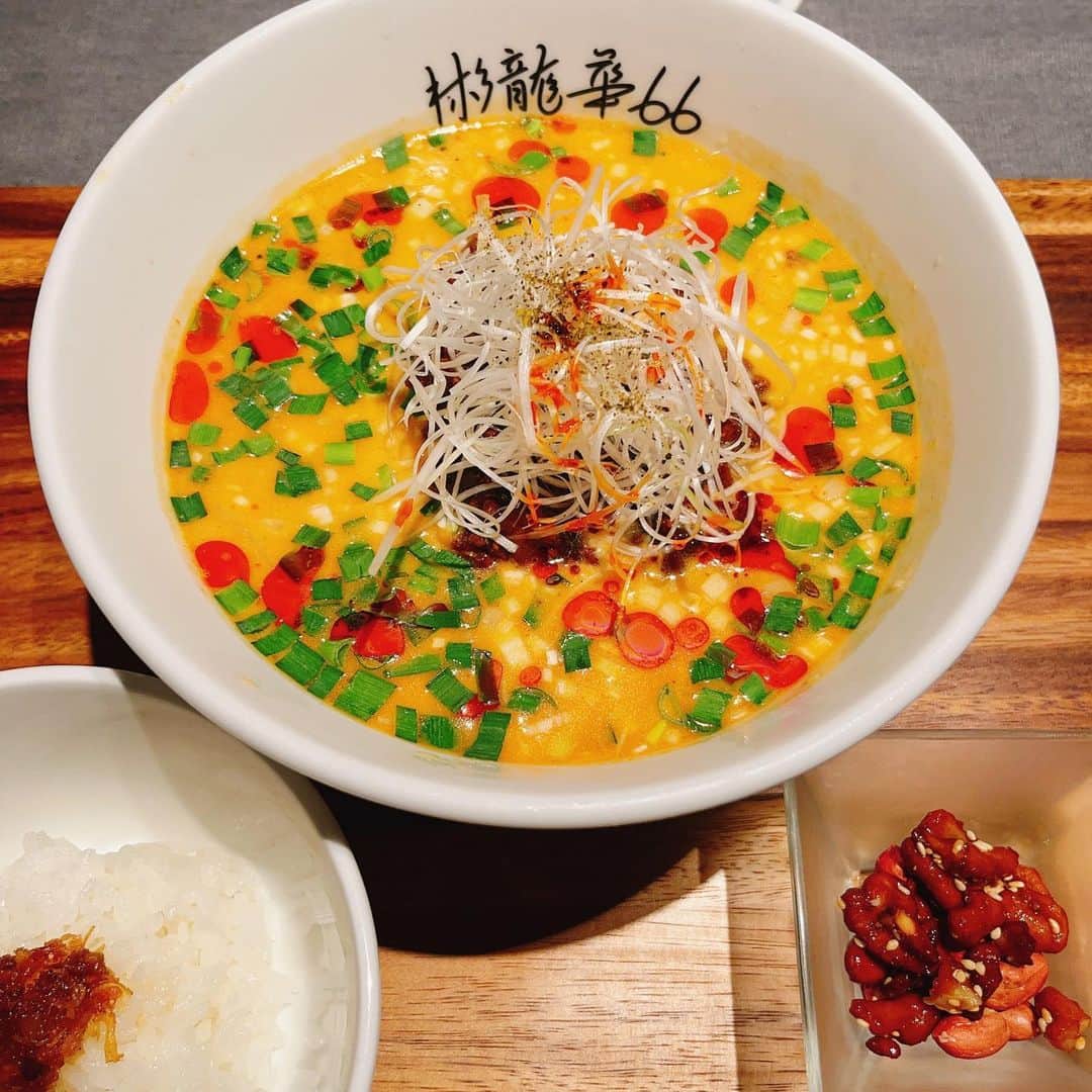 川田裕美のインスタグラム：「冷たい坦々麺✨🍜美味しかった🤭  あれ、ちょっと足りないかも…と思ったけど、横にあるご飯にスープをかけて食べたらちょうどいい量でした！👍」