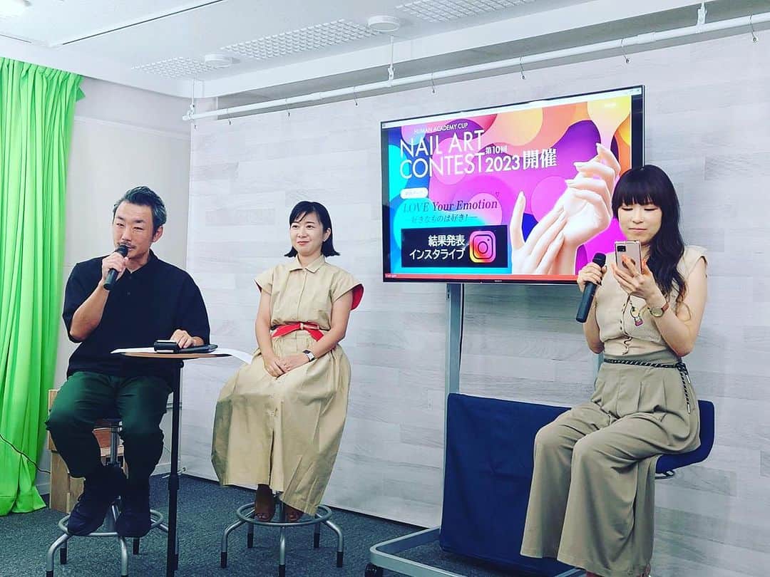 宇田川大輔のインスタグラム：「本日の職場。ヒューマンアカデミー ネイルスクールのネイルアートコンテスト授賞式でした。ハイクオリティな作品ばかりで、素晴らしいコンテストに！」