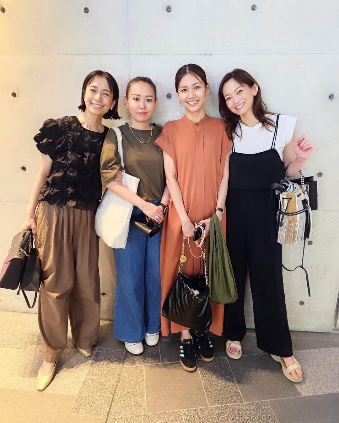 のインスタグラム：「展示会の後はみんなでランチ😊  もうすぐ帰国の妹とできるだけ一緒に行動！  流行ってるらしいポーズでまたもや写真を撮りました🤣✨ ランチも楽しい時間♪  来年もみんなで会いたいね😊」