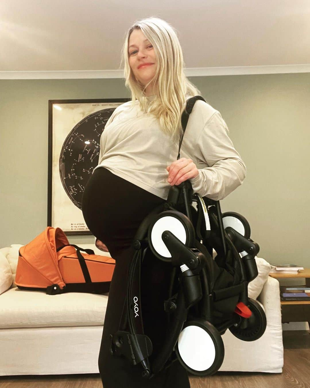 エミリー・デ・レイヴィンのインスタグラム：「New pram for Bebe-to-be !  I had a yoyo for both my older kids & it was by far my fav go to pram for everyday use & travel. It’s super small & lightweight, folds/unfolds in like 5 seconds, & super chic! (Loving this ‘Ginger’ colour pack, & there’s tons more to choose from) This is with the bassinet obvi, but just pop that off when buba is 6mths old & pop on the seat (which folds with the base!) & you’re set 😍.  #lifesaysgo #yoyobabyzen #gifted @babyzen_au   Outfit: @bumpsuit ❤️」