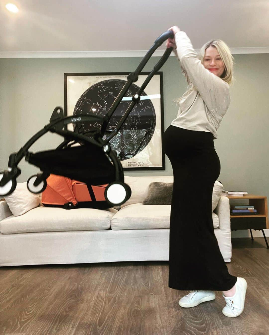 エミリー・デ・レイヴィンさんのインスタグラム写真 - (エミリー・デ・レイヴィンInstagram)「New pram for Bebe-to-be !  I had a yoyo for both my older kids & it was by far my fav go to pram for everyday use & travel. It’s super small & lightweight, folds/unfolds in like 5 seconds, & super chic! (Loving this ‘Ginger’ colour pack, & there’s tons more to choose from) This is with the bassinet obvi, but just pop that off when buba is 6mths old & pop on the seat (which folds with the base!) & you’re set 😍.  #lifesaysgo #yoyobabyzen #gifted @babyzen_au   Outfit: @bumpsuit ❤️」8月25日 13時28分 - emiliede_ravin