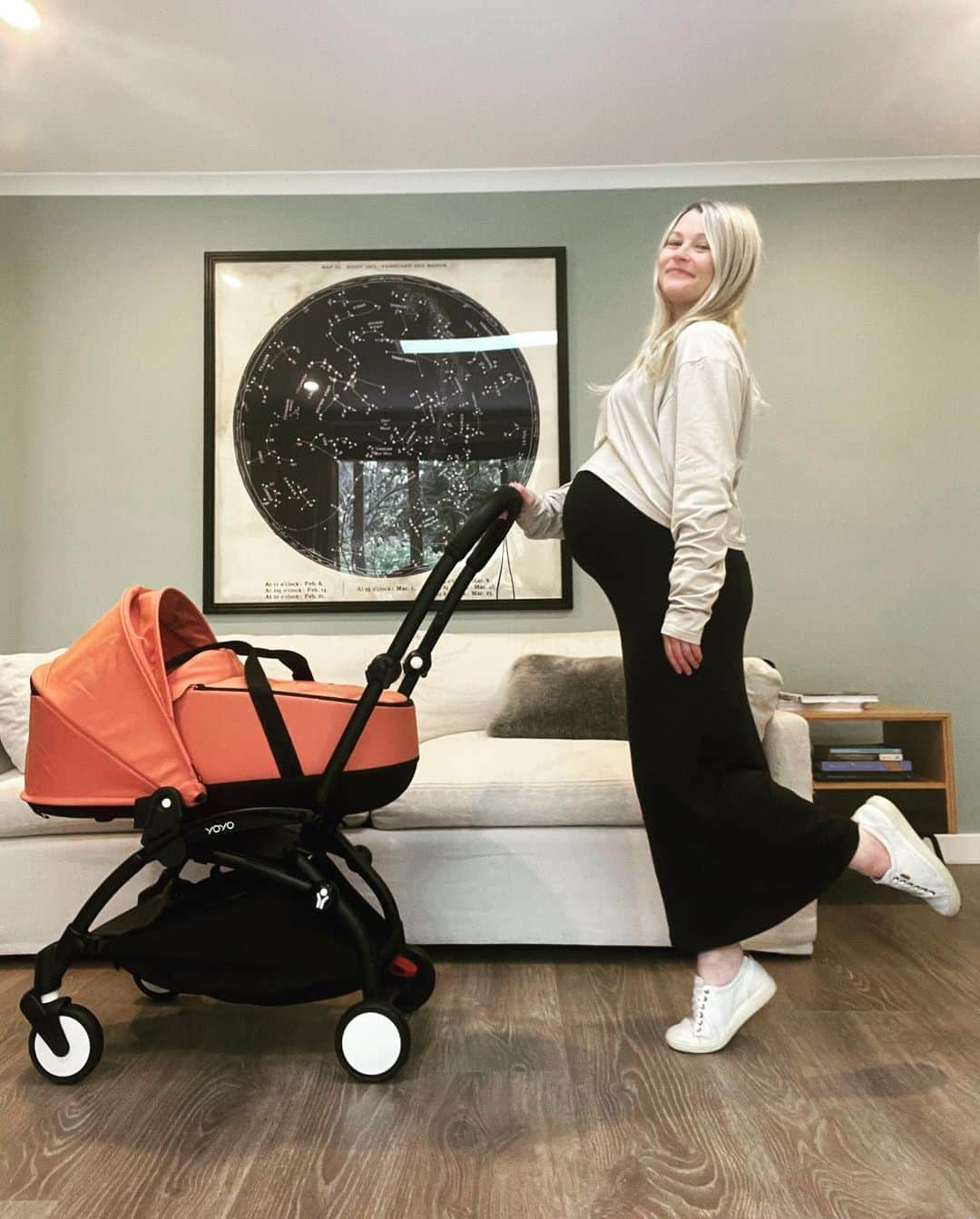 エミリー・デ・レイヴィンさんのインスタグラム写真 - (エミリー・デ・レイヴィンInstagram)「New pram for Bebe-to-be !  I had a yoyo for both my older kids & it was by far my fav go to pram for everyday use & travel. It’s super small & lightweight, folds/unfolds in like 5 seconds, & super chic! (Loving this ‘Ginger’ colour pack, & there’s tons more to choose from) This is with the bassinet obvi, but just pop that off when buba is 6mths old & pop on the seat (which folds with the base!) & you’re set 😍.  #lifesaysgo #yoyobabyzen #gifted @babyzen_au   Outfit: @bumpsuit ❤️」8月25日 13時28分 - emiliede_ravin