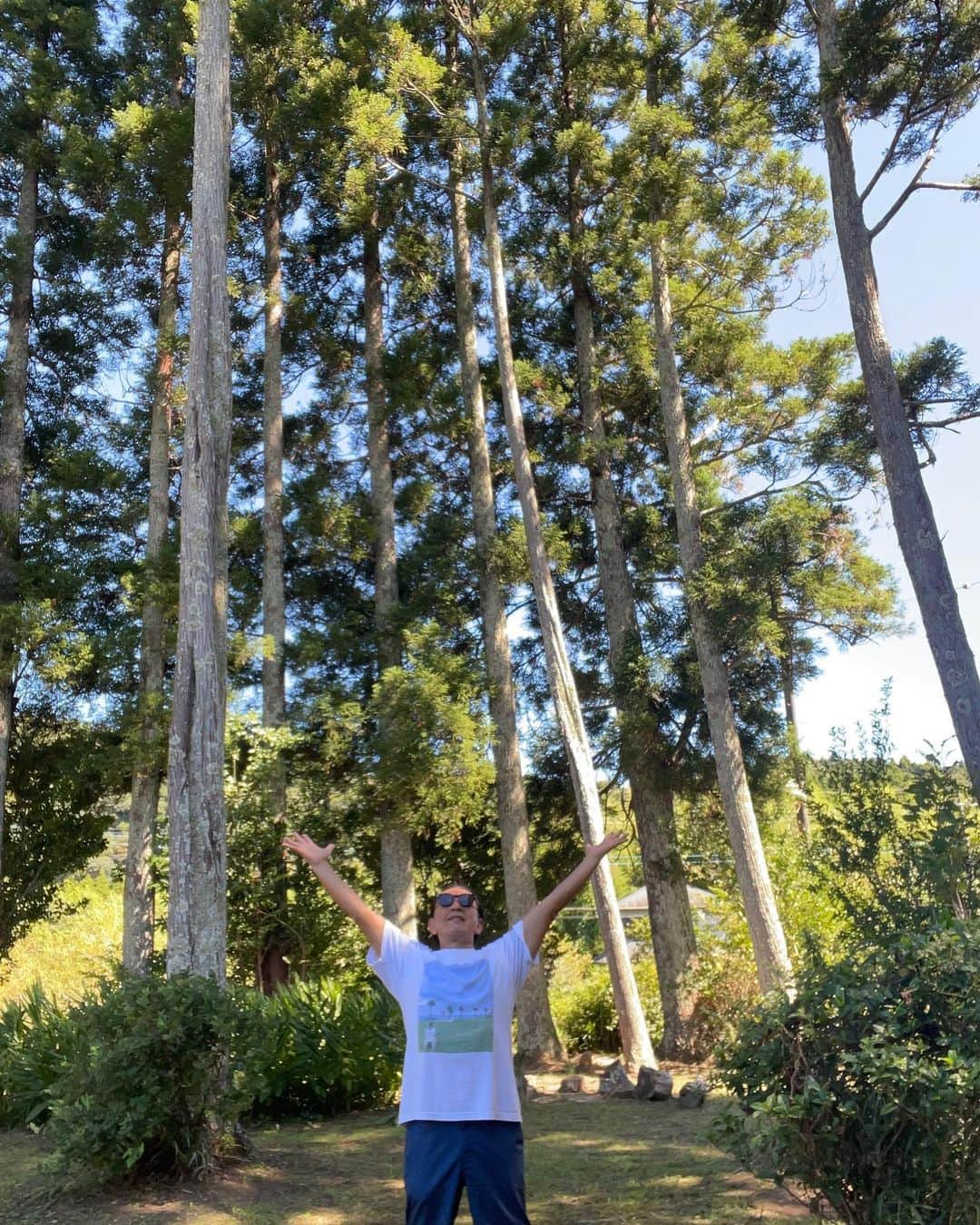 Ken Harakumaのインスタグラム：「Nice Breeze❣️ 風が気持ちいー❤️❤️❤️ @international_yoga_center  #ヨガブリーズ  #瞑想  #アシュタンガヨガ  #カントリーライフ  #ケンハラクマ」