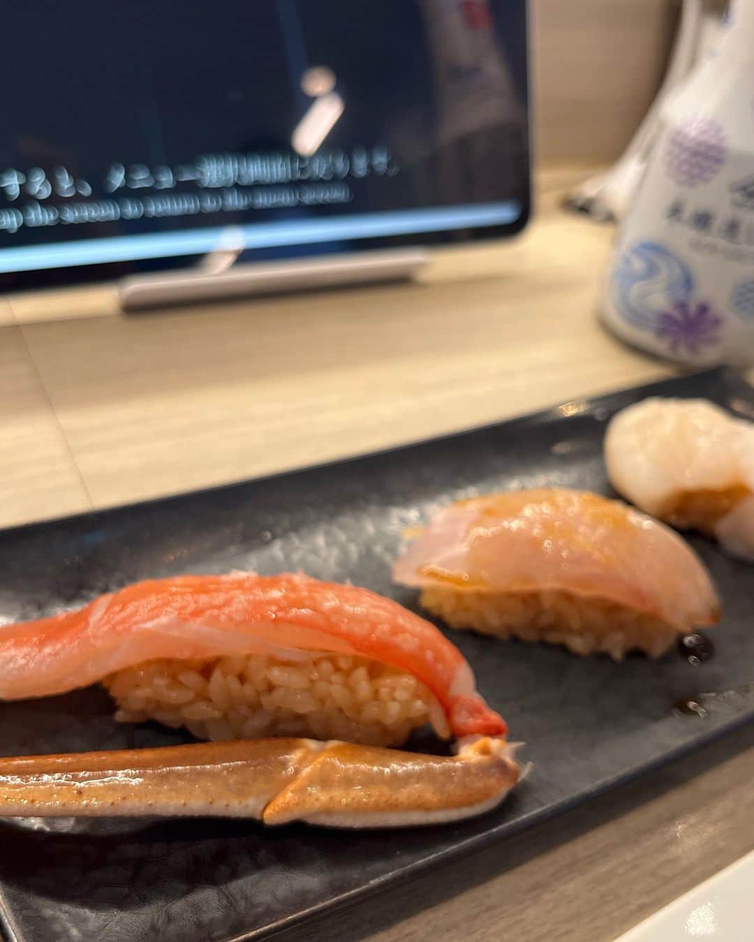 魚住咲恵のインスタグラム：「学校帰りの長男捕まえて、お寿司デート❤️（次男はバァバとデート中✌️）  今日、日直担当だったらしく、数日前からずーーーっと聞かされていたので、感想を聞いたら、 「気をつけ！さようなら！を大きな声で言えたよ！」って（笑） 良かった、良かった😄  今日は夏休みビンゴゲームして帰ってきたみたいで、とりあえず、夏休み明けの初日を楽しく過ごせたようで安心。 土日も無理せず過ごそうね！！  #長男 #小学一年生  #二学期 #始まったよー  #魚住咲恵」