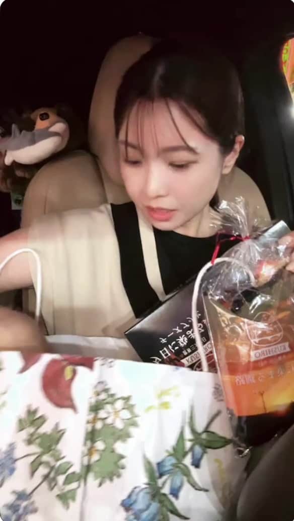 喜田彩子のインスタグラム：「息子のお土産開封＆北海道の話🐻🐟」